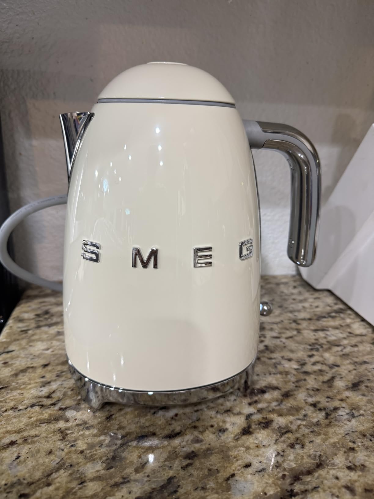 SMEG 50's Retro Style Electric Water Kettle with Automatic Shutoff, Removable Base, and Water Indicator, KLF03BLUS, Black customer photo 1