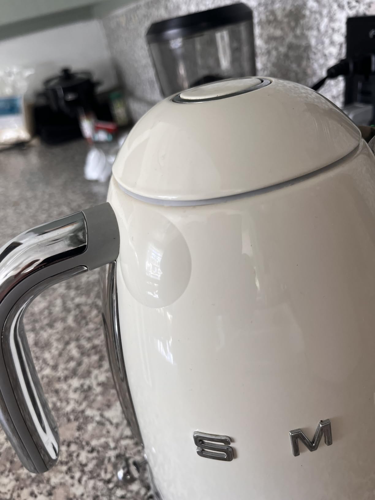 SMEG 50's Retro Style Electric Water Kettle with Automatic Shutoff, Removable Base, and Water Indicator, KLF03BLUS, Black customer photo 2