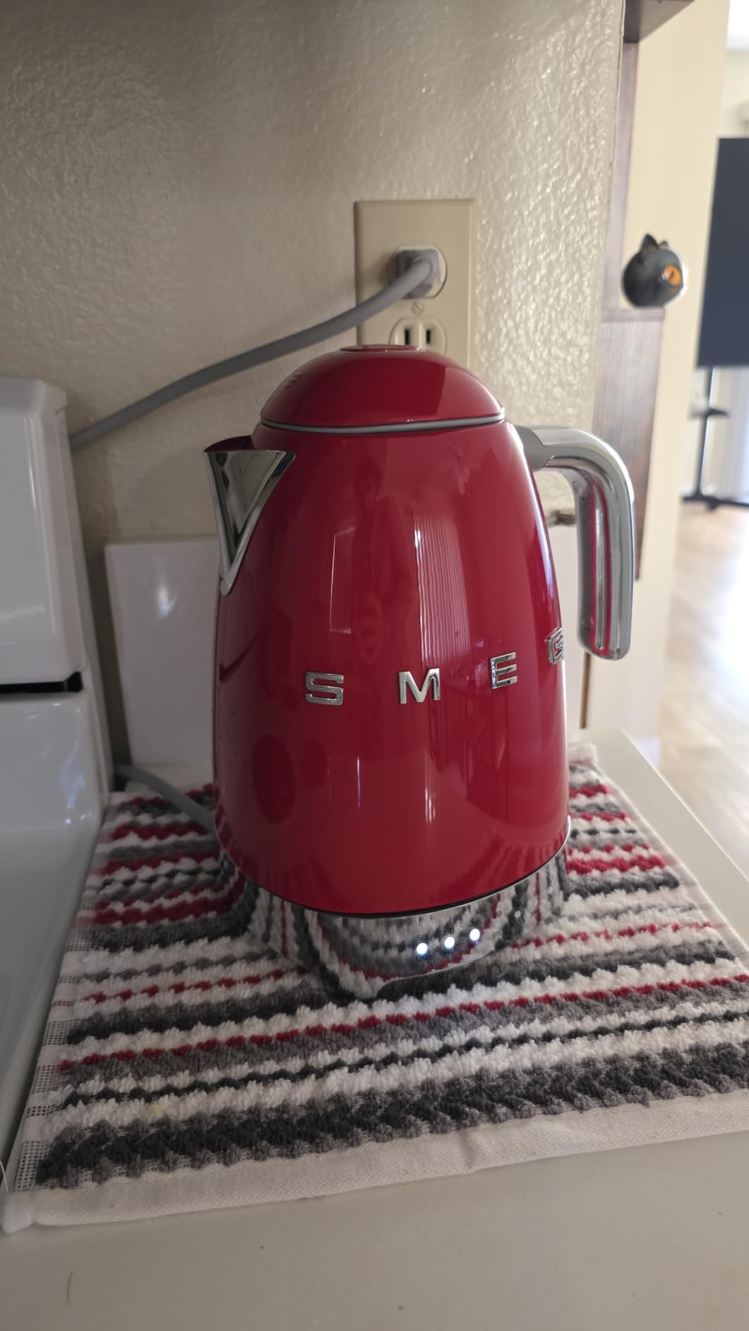 SMEG Variable Temperature Electric Kettle 1.7L (7 Cup), Stainless Steel Tea & Coffee Kettle, Fast Boil, Adjustable Temp 122°F–212°F, Keep Warm, Auto Shut-Off, 360° Base, Retro Style-Cream customer photo 2