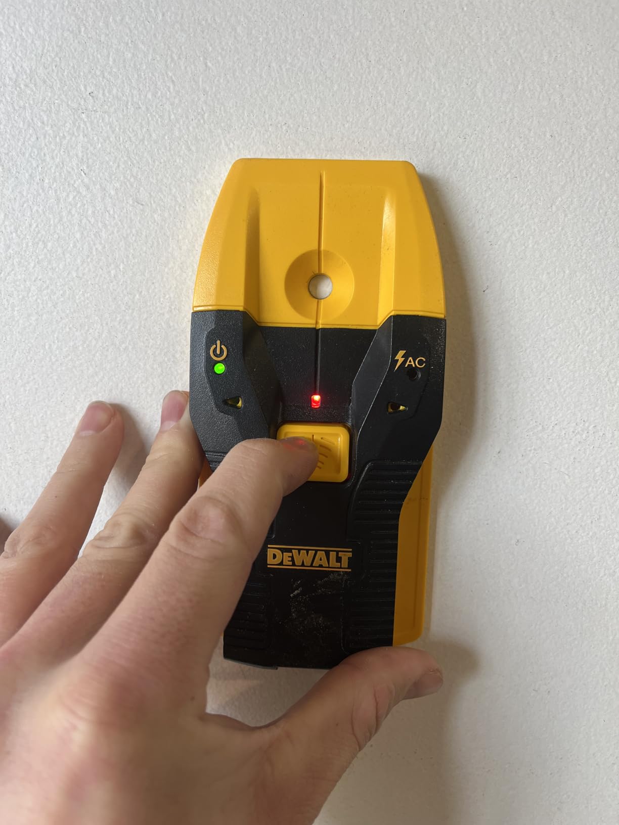 DEWALT Stud Finder, 3/4”, Locate Framing Studs Efficiently with LED Arrows, Ideal for Wood and Metal, AAA Batteries Included (DW0100) customer photo 2