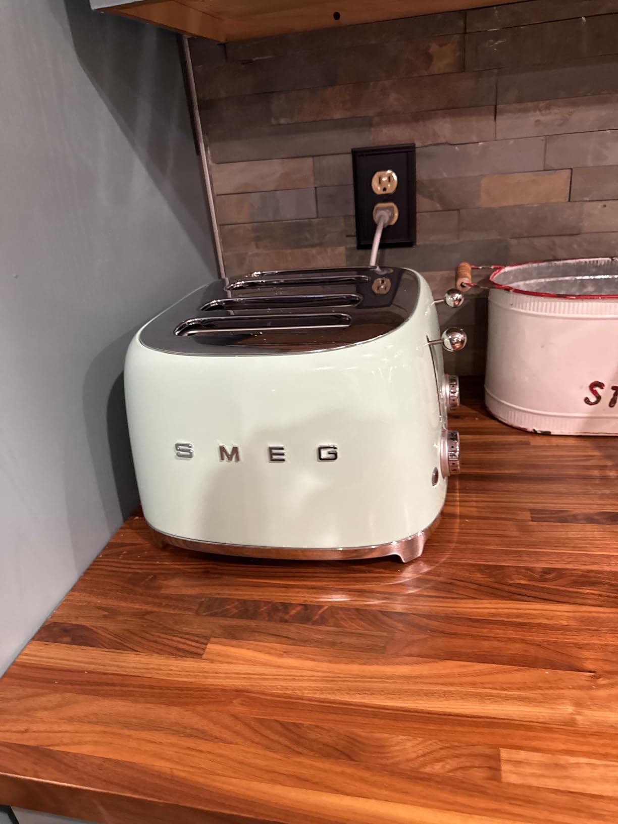 SMEG 4 Slice Toaster TSF03, Retro Stainless-Steel Toaster with Wide Slots for Bagels, 6 Browning Levels, Defrost Reheat Bagel Functions, Dual Controls, Crumb Trays, 1800W - TSF03CRUS - Cream customer photo 1