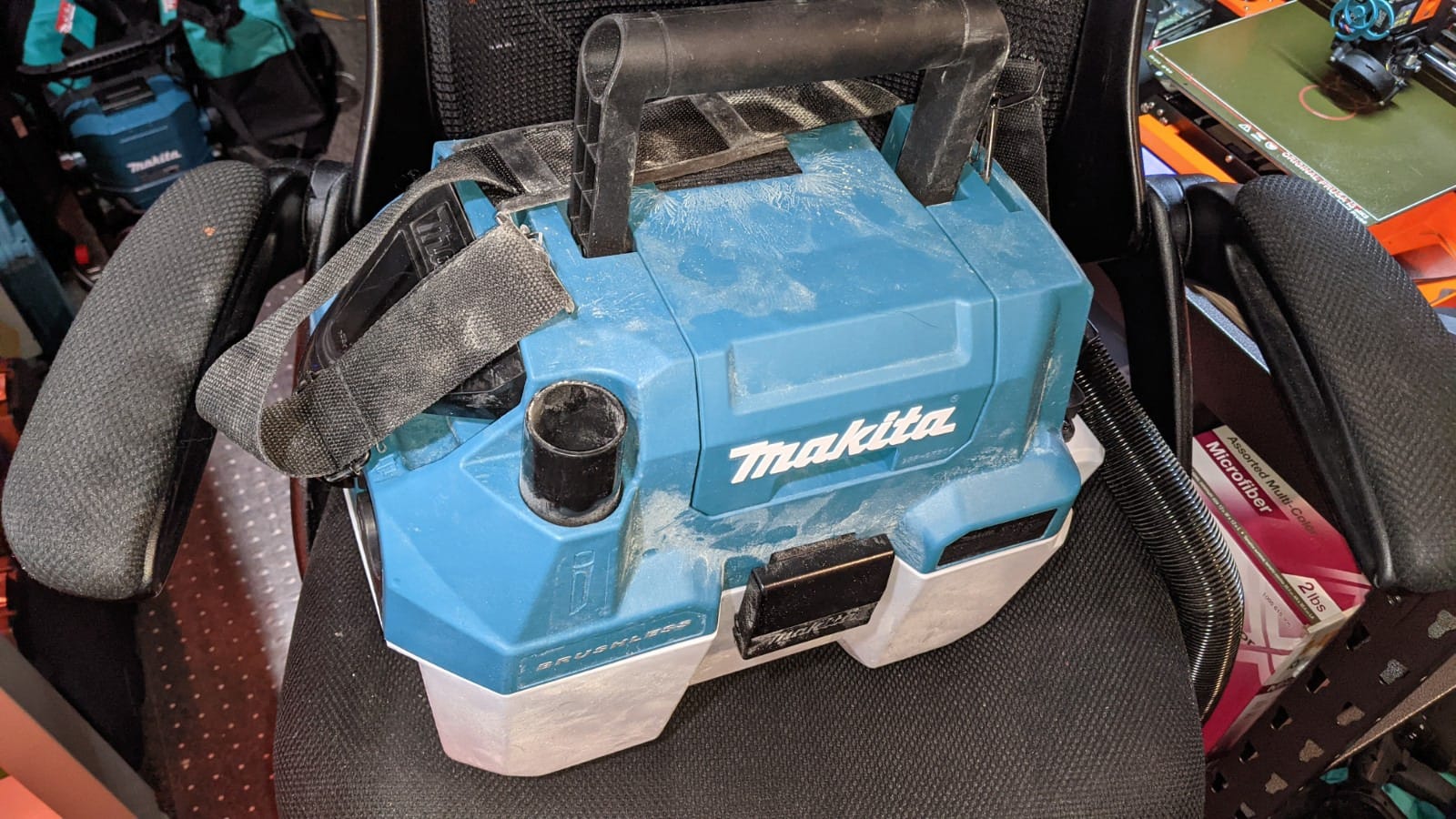 Makita XCV11Z 18V LXT Lithium-Ion Brushless Cordless 2 Gallon HEPA Filter Portable Wet/Dry Dust Extractor/Vacuum, Tool Only customer photo 1