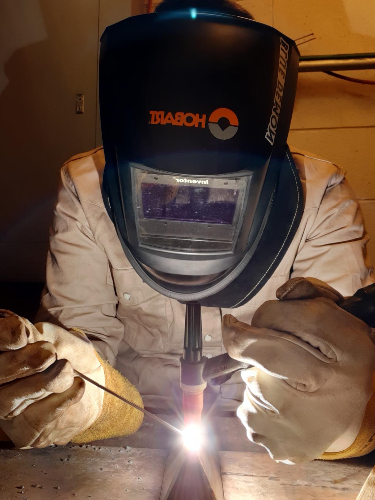 Hobart 770890 Auto-Darkening Welding Helmet, Large, Black customer photo 1