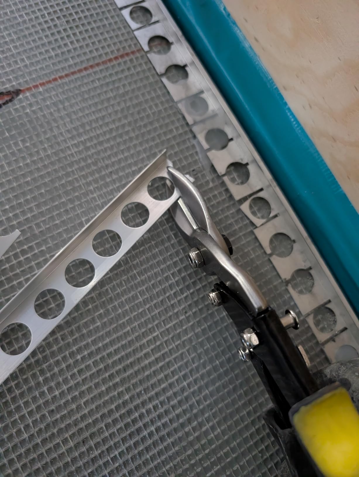 Amazon Basics Straight Cut Aviation Tin Snips, Metal Cutters with Safety Latch customer photo 2