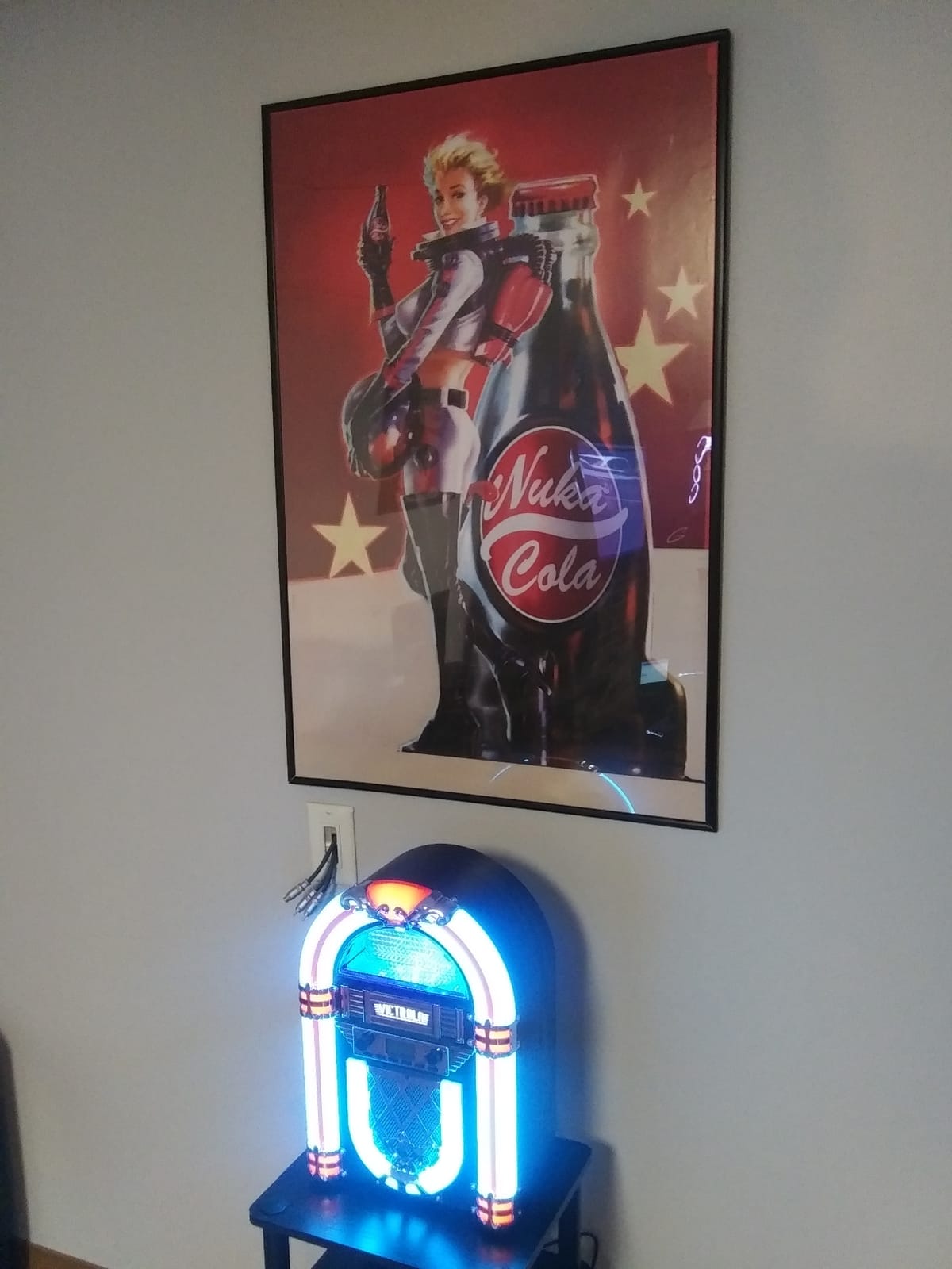 Victrola Redding - Bluetooth Jukebox Speaker with Lightshow - Silver customer photo 2