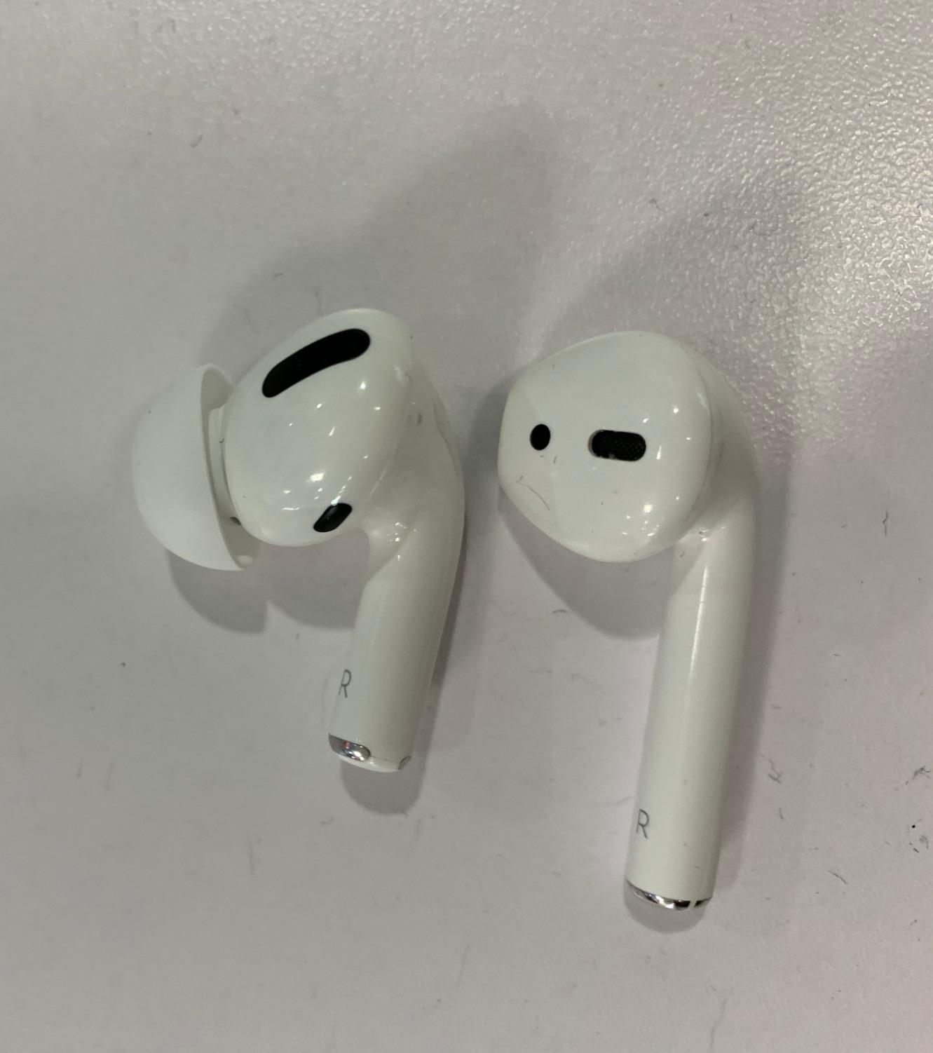 Apple AirPods Pro customer photo 2