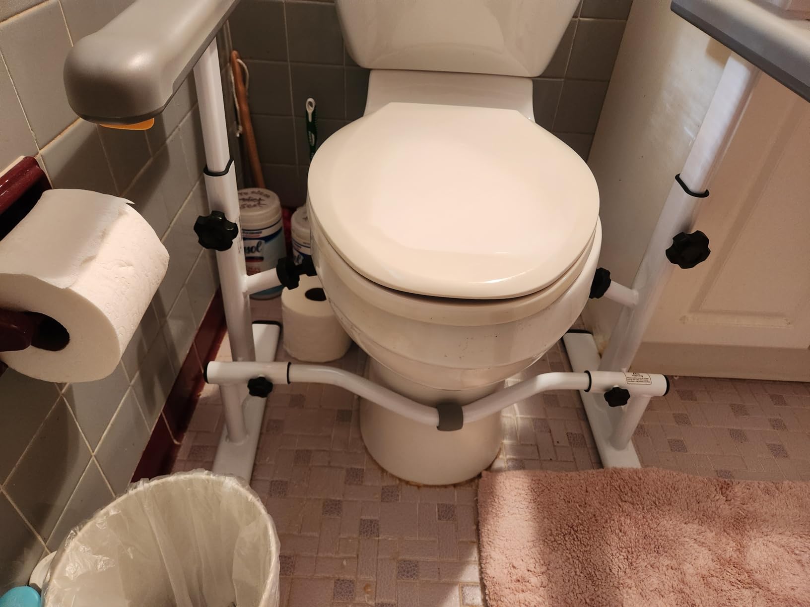 KMINA Toilet Safety Rails for Seniors, Adjustable Frame with Grab Bars customer photo 2