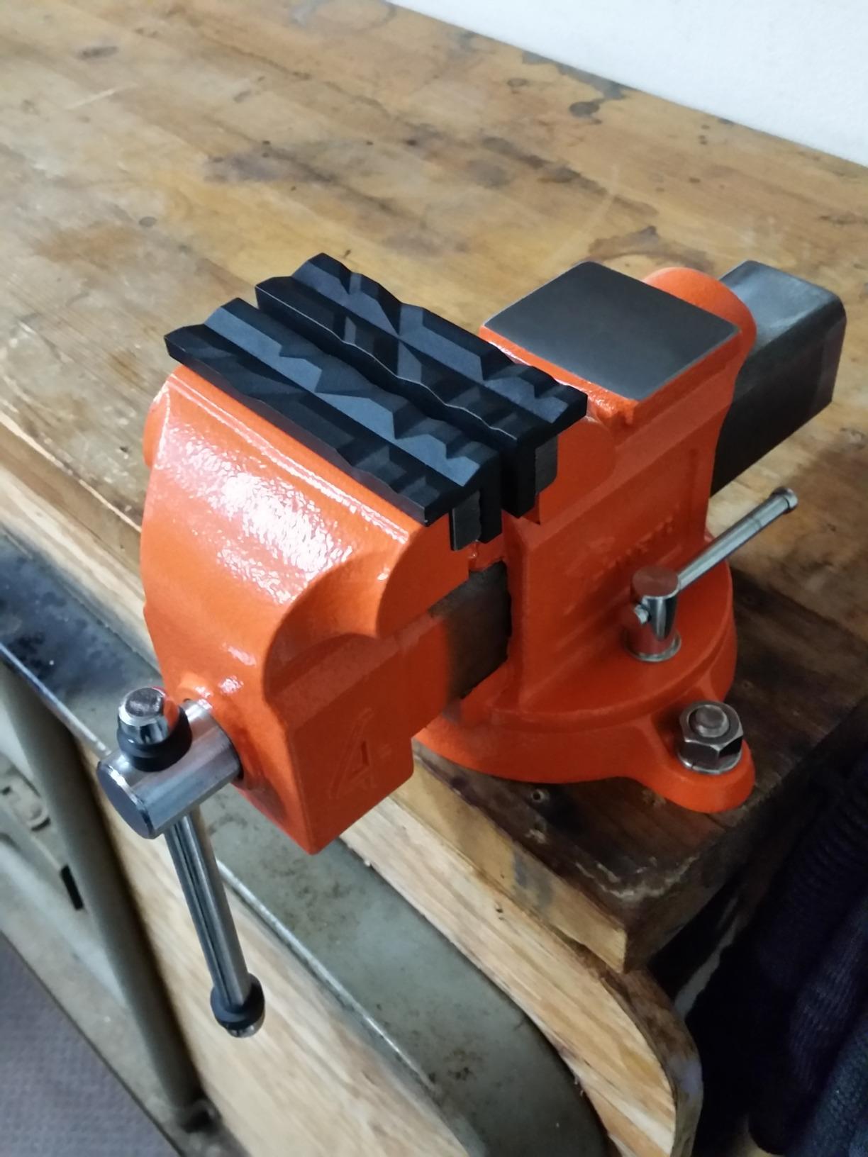 Forward 30608 8 Inch Bench Vise Heavy Duty with Anvil and 360° Swivel Base customer photo 2