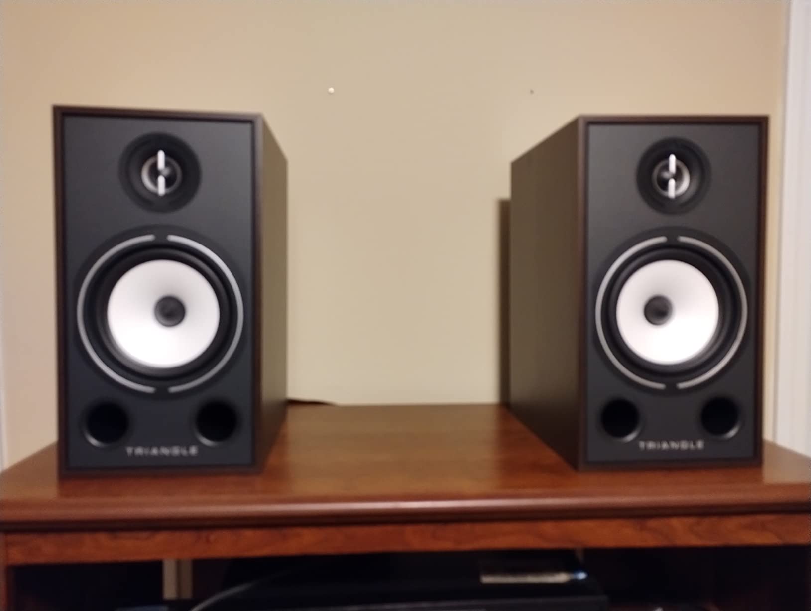 triangle - BOREA BR03 Hi-Fi Bookshelf Speakers - Power handling 100W - Output 90 dB/W/m - Versatile Music and Home Cinema - 206 x 380 x 314 mm - Walnut (Pair) customer photo 1