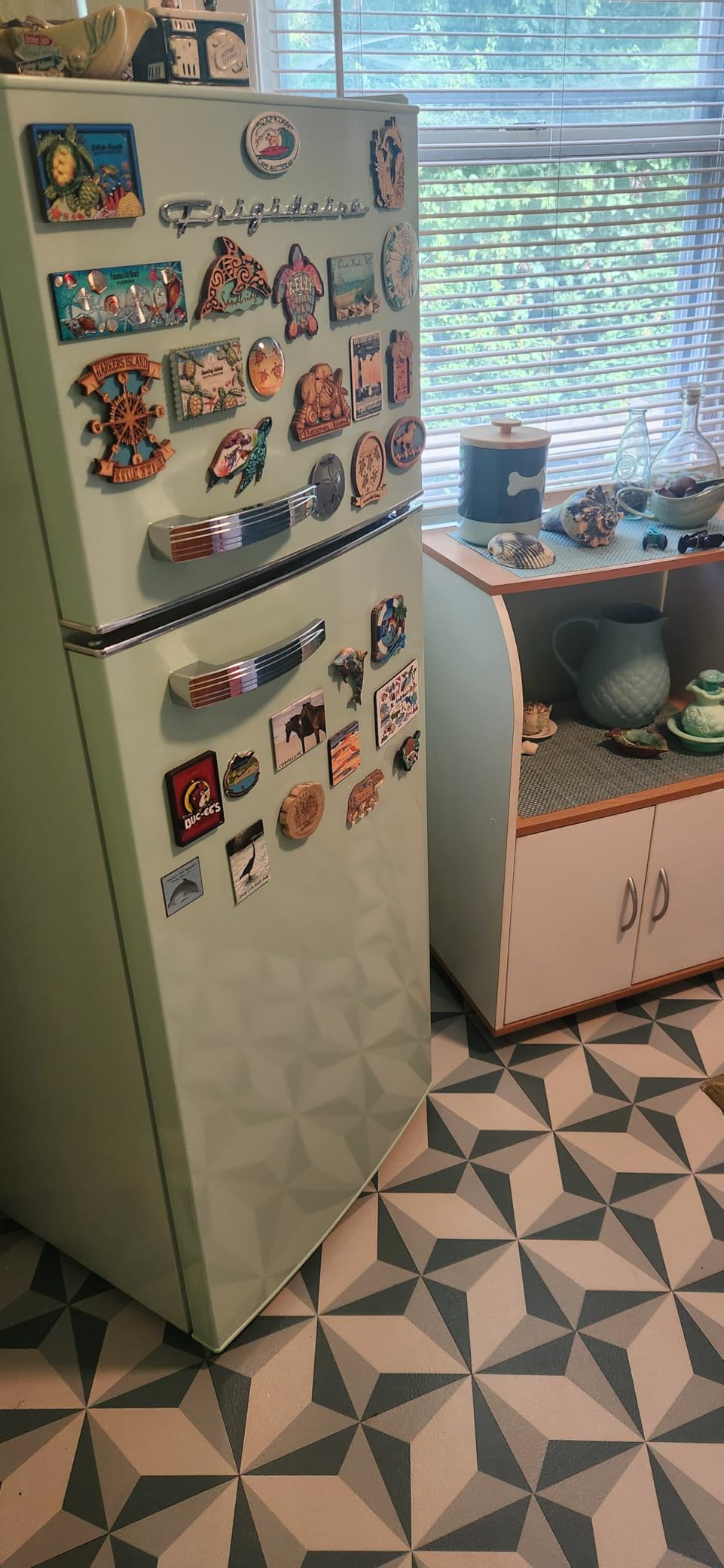 Frigidaire Retro Top Mount Upright Fridge-Freezer Combo, Apartment Size Fridge with Freezer 7.5 cu. ft. capacity - 23.2
