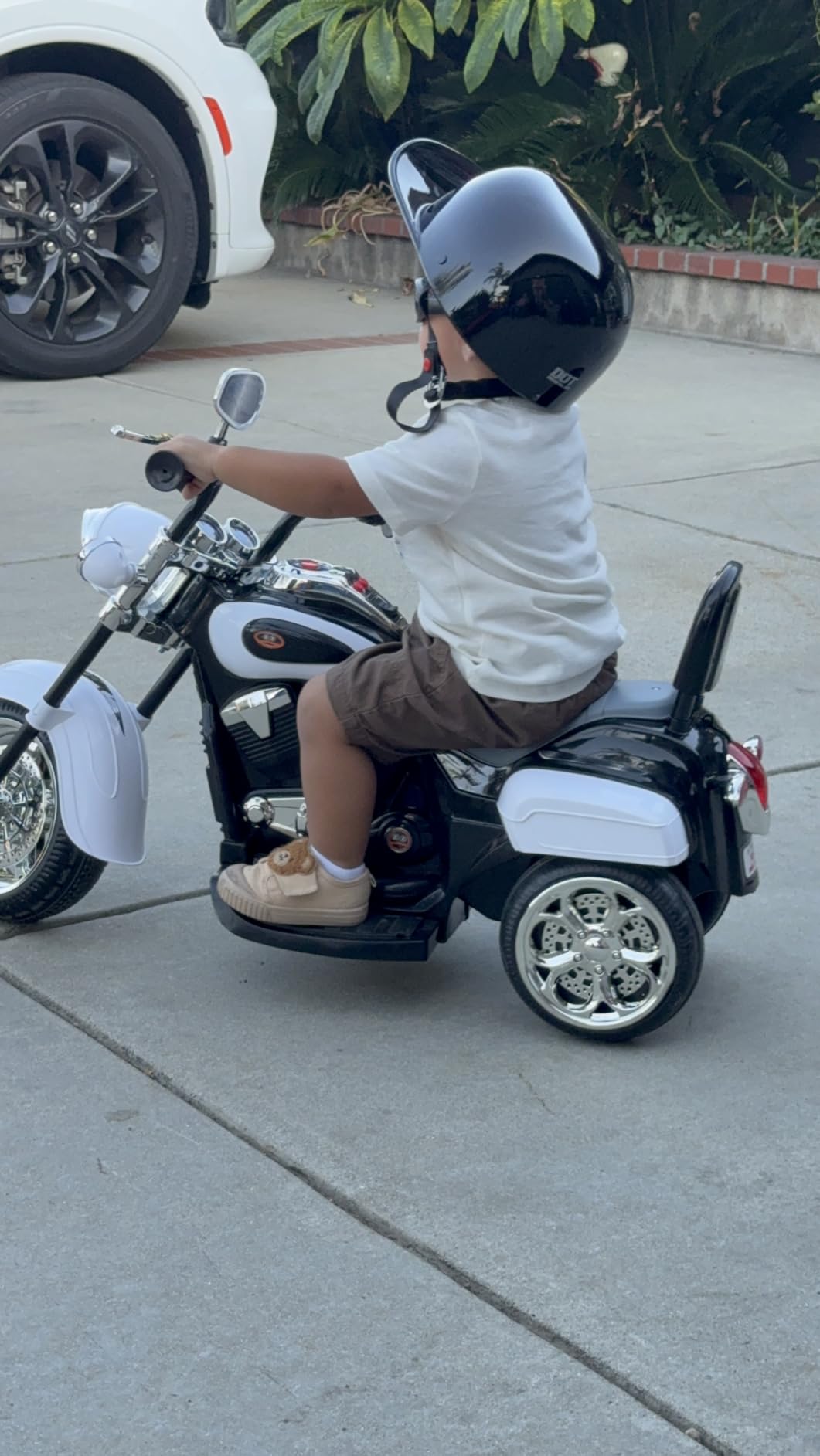 HONEY JOY Kids Motorcycle, 6V Battery Powered Toddler Chopper Motorbike Ride On Toy w/Horn & Headlight, Foot Pedal, 3-Wheel Mini Electric Motorcycle for Kids, Gift for Boys Girls(White) customer photo 1