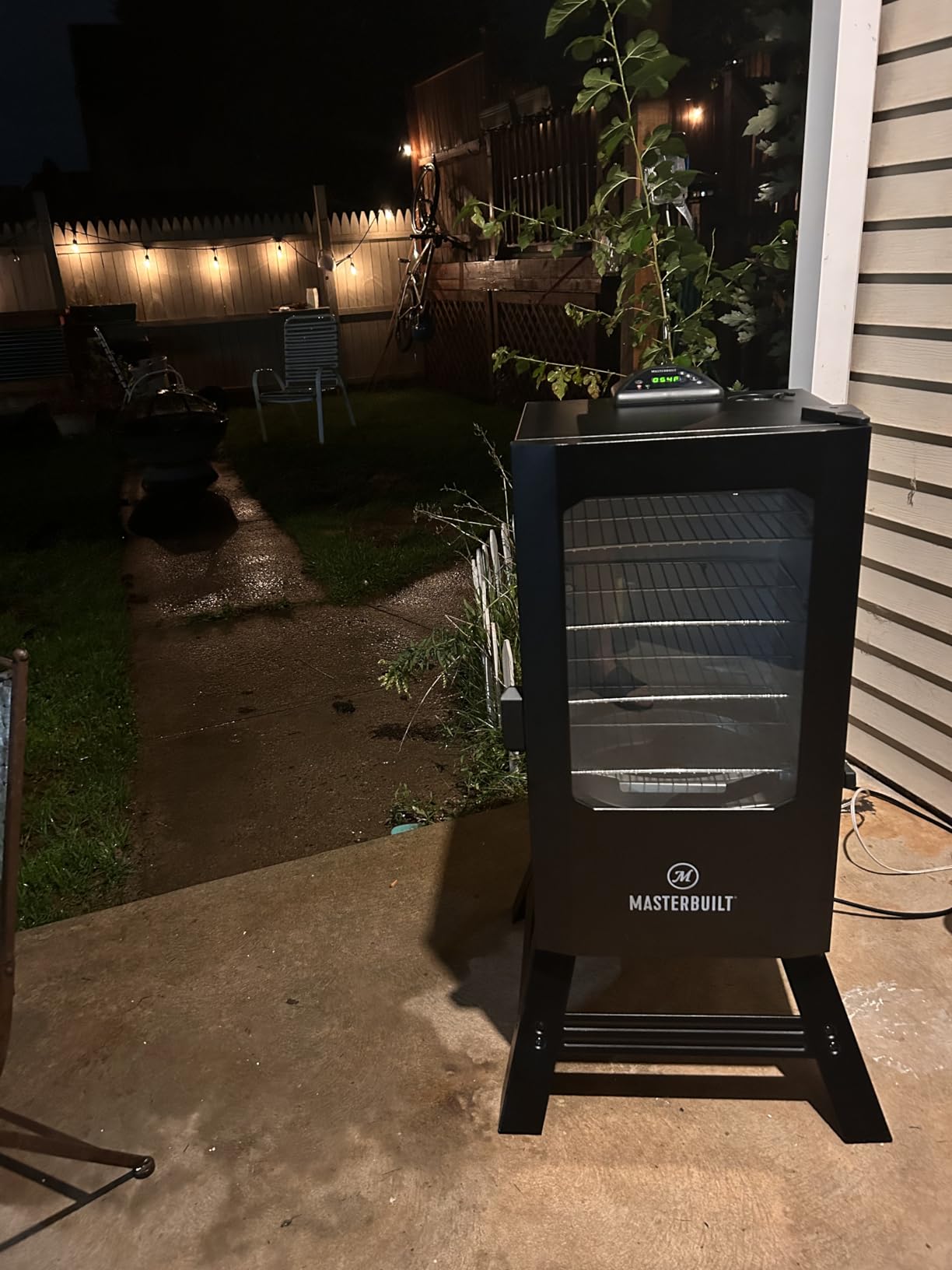 Masterbuilt® 30-inch Digital Electric Vertical BBQ Smoker with Leg Kit, Side Wood Chip Loader and 710 Cooking Square Inches in Black, Model MB20070421 customer photo 2