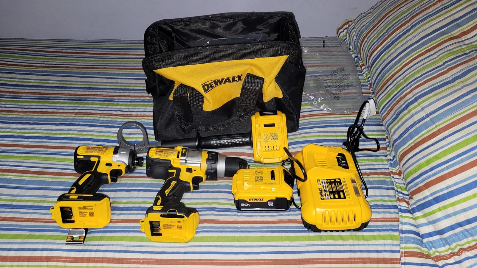 DEWALT FLEXVOLT ADVANTAGE 20V MAX* Combo Kit with Hammer Drill & Impact Driver, 5.0-Ah, 2-Tool (DCK2100P2) customer photo 2