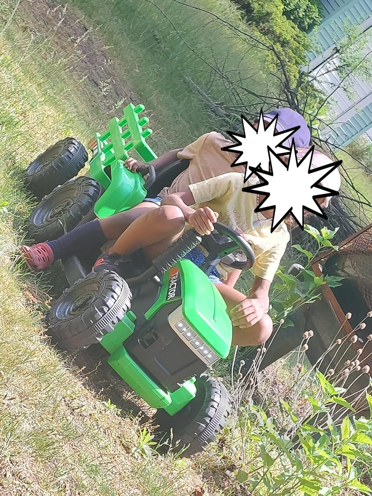 TOBBI Kids Electric Ride On Toy Tractor, Toddlers 12V Battery-Powered Car to Drive, 35W Dual Motor 6-Wheels Trailer Vehicle with 3-Speeds/LED & Horn Functions for Chirdren Aged 3-8-Dark Green customer photo 1