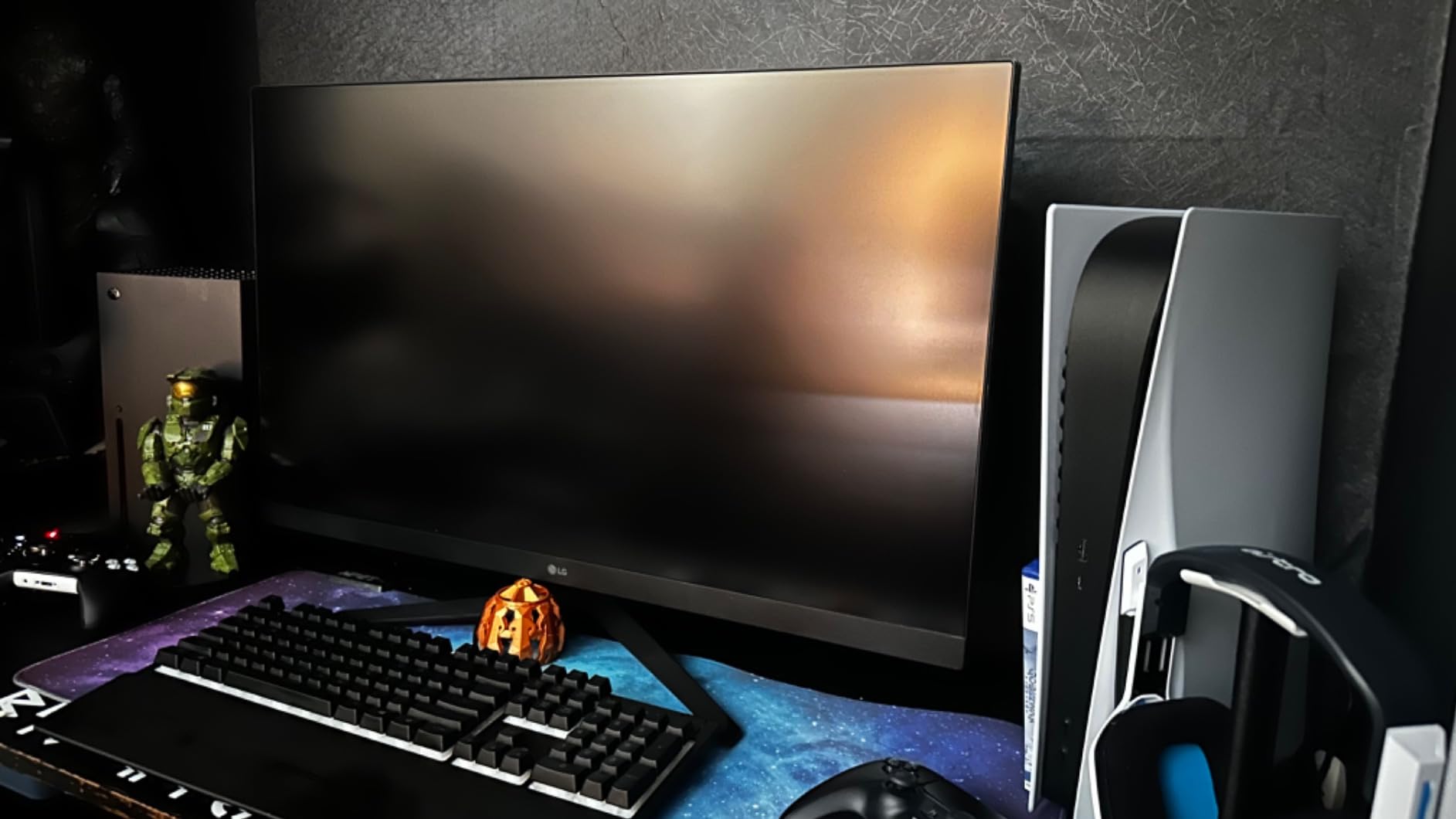 LG 32GN650-B Ultragear Gaming Monitor 32-Inch QHD (2560 x 1440) Display 165Hz Refresh Rate 1ms MBR HDR 10 sRGB 95% Color Gamut AMD FreeSync - Black customer photo 2