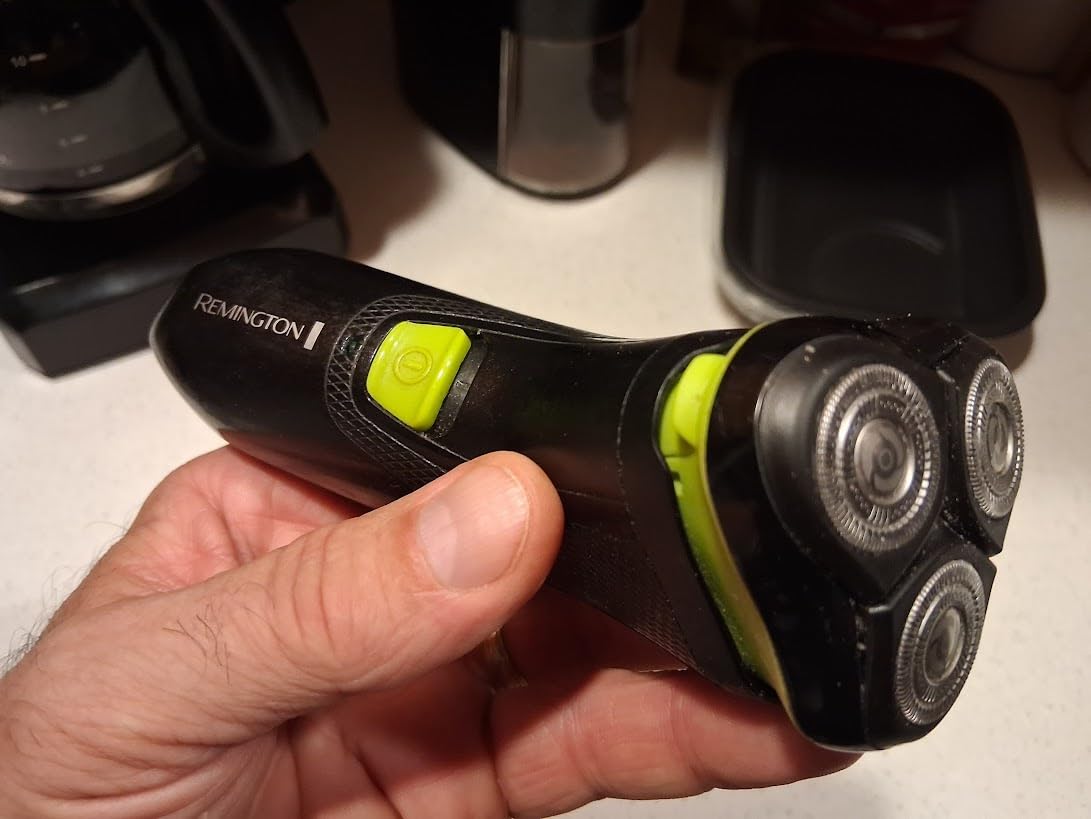 Remington Ultrastyle Rechargeable Rotary Shaver, Black and Neon Green customer photo 2