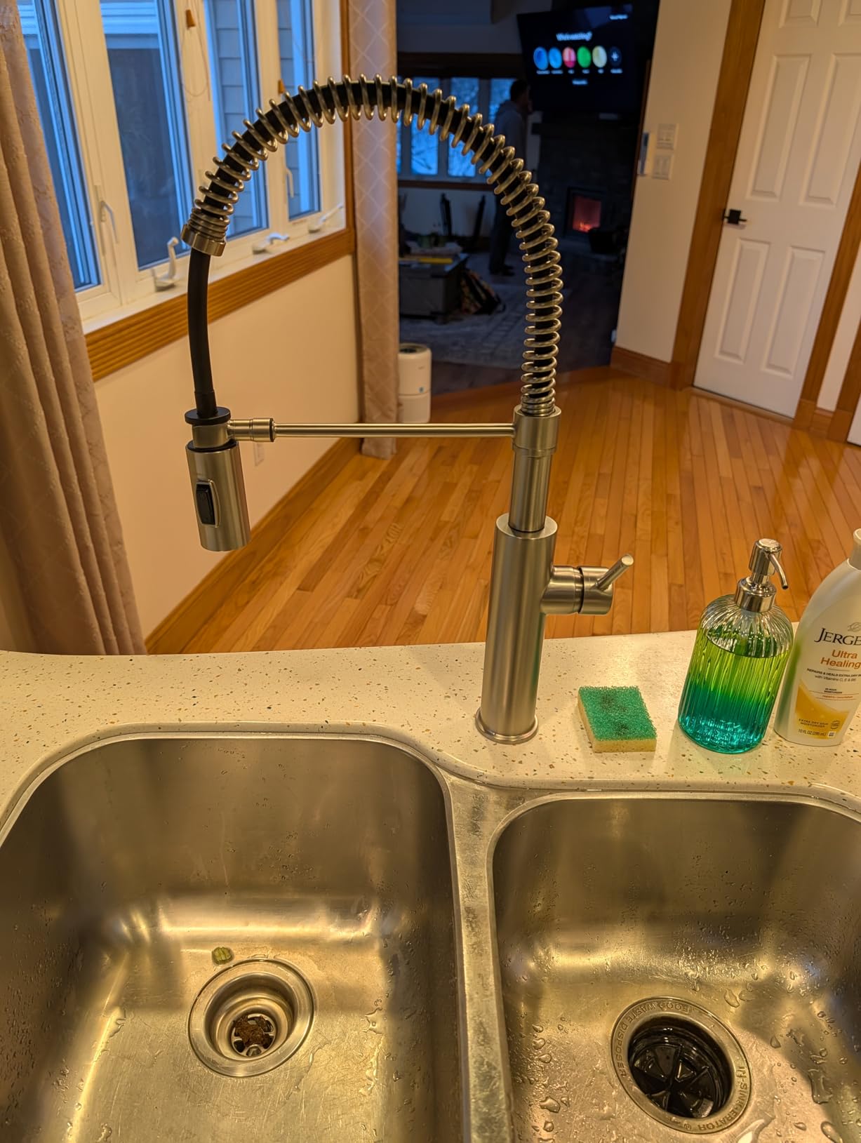 Delta Antoni Pro Style Commercial Kitchen Faucet with Pull Down Sprayer, Brushed Nickel Single Hole Kitchen Sink Faucet, Single Handle, Spotshield Stainless 18803-SP-DST customer photo 2