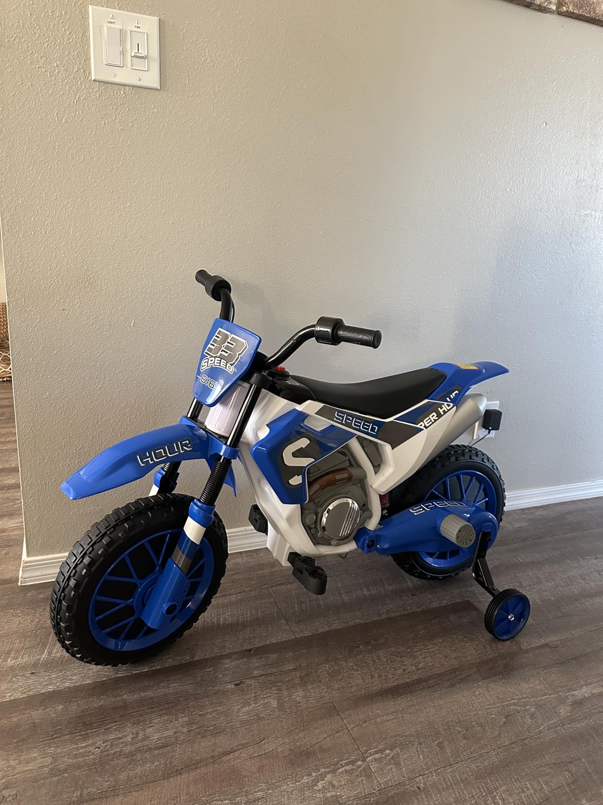 Aosom 12V Kids Motorcycle w/Treaded Tires, 5mph Top Speed for Kids, Blue customer photo 1