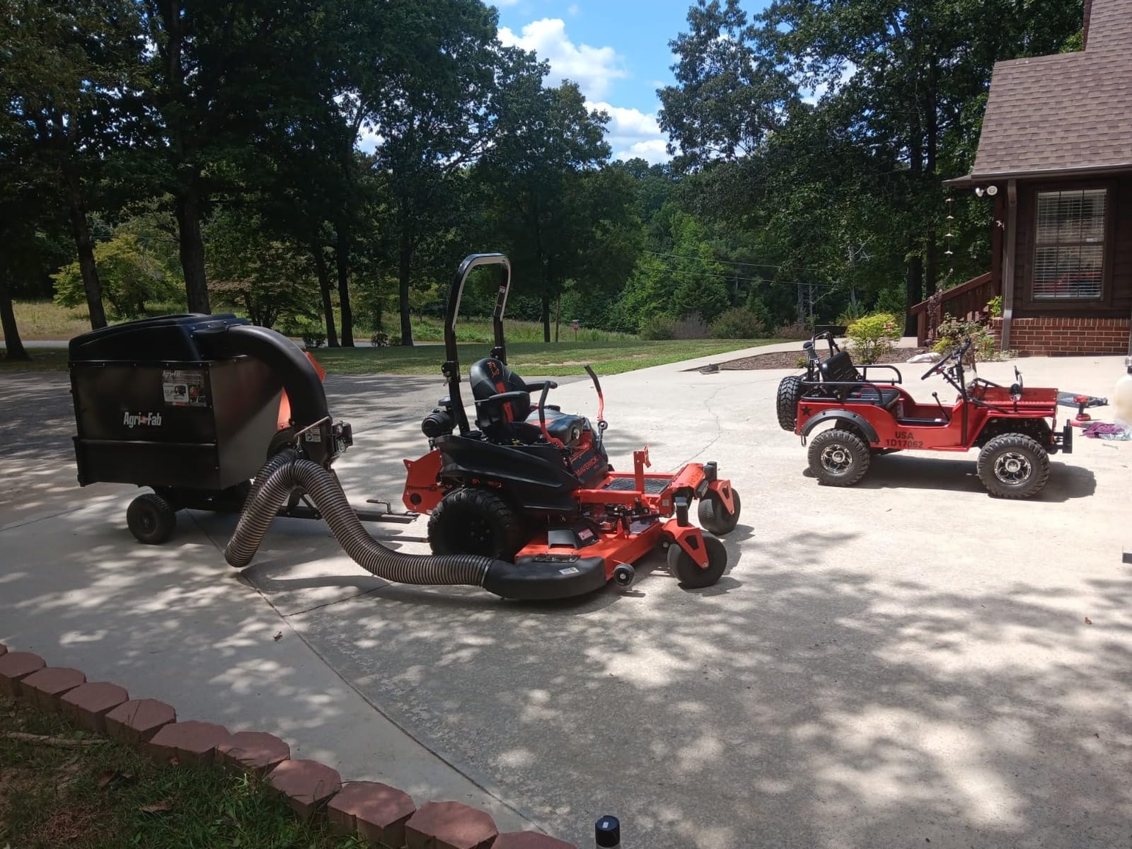 Agri-Fab 45-0578 Large Capacity 32 CU FT Hard Top Chip- N-Vac, Tow Behind Lawn Vacuum, Leaf Mulcher, Gas Powered, Easy Foot Pedal Dumping customer photo 1