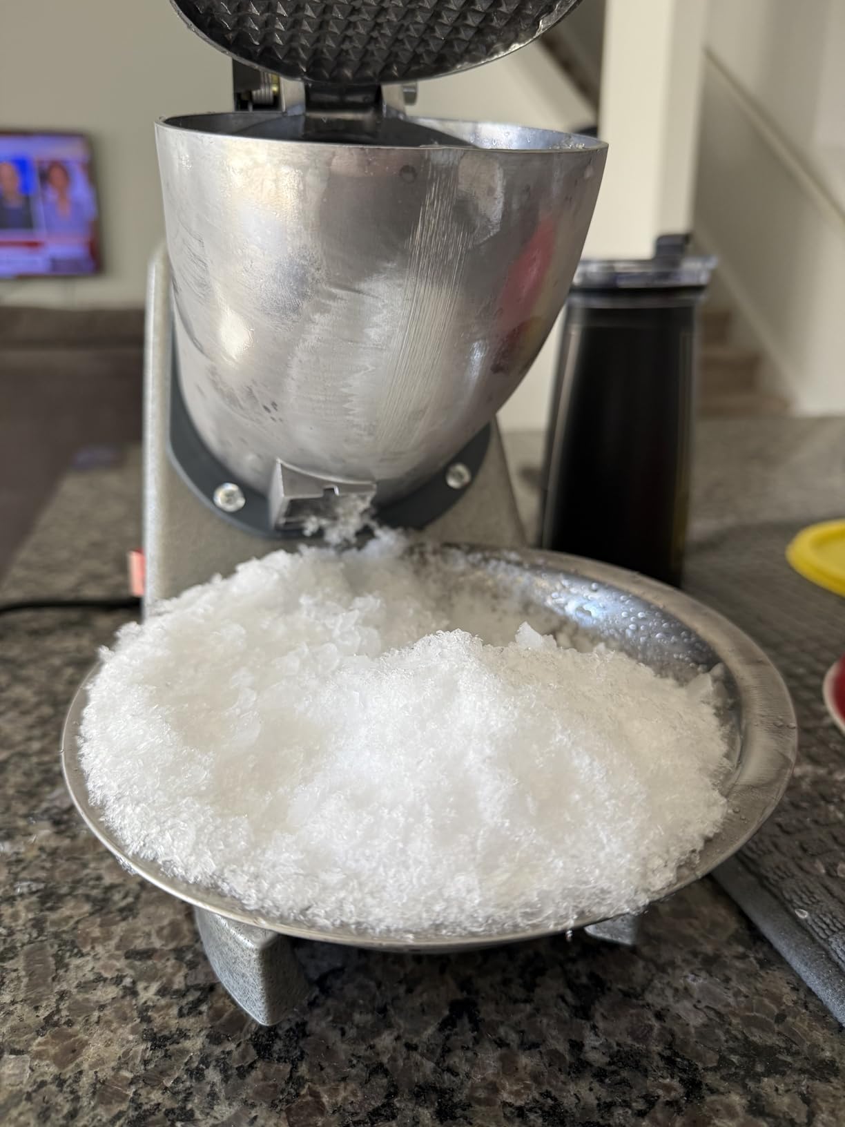 Reespring Snow Cone Machine Shaved Ice Machine Ice Crusher with 4 Blades Kitchen Electric for Shaved Ice and Snow Cone (300W 2000r/min) Comes with a Free Ice Pick,Ice Cube Tray, 6 Syrup dispensers customer photo 1
