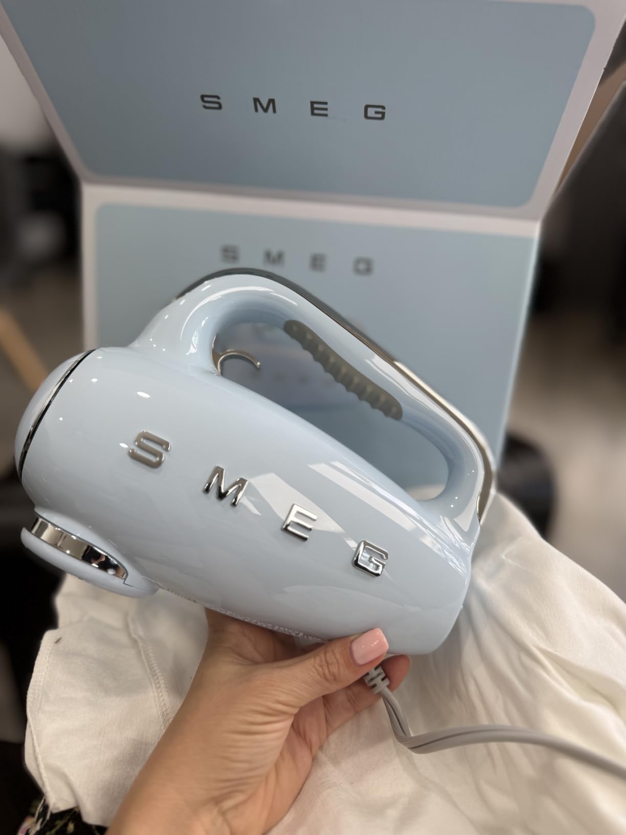 SMEG HMF01 9-Speed Retro Hand Mixer – 220W Motor, Smooth Start, Turbo Function, LED Timer Display, Stainless Steel Whisks, Beaters & Dough Hooks, Premium Die-Cast Aluminum Body customer photo 1