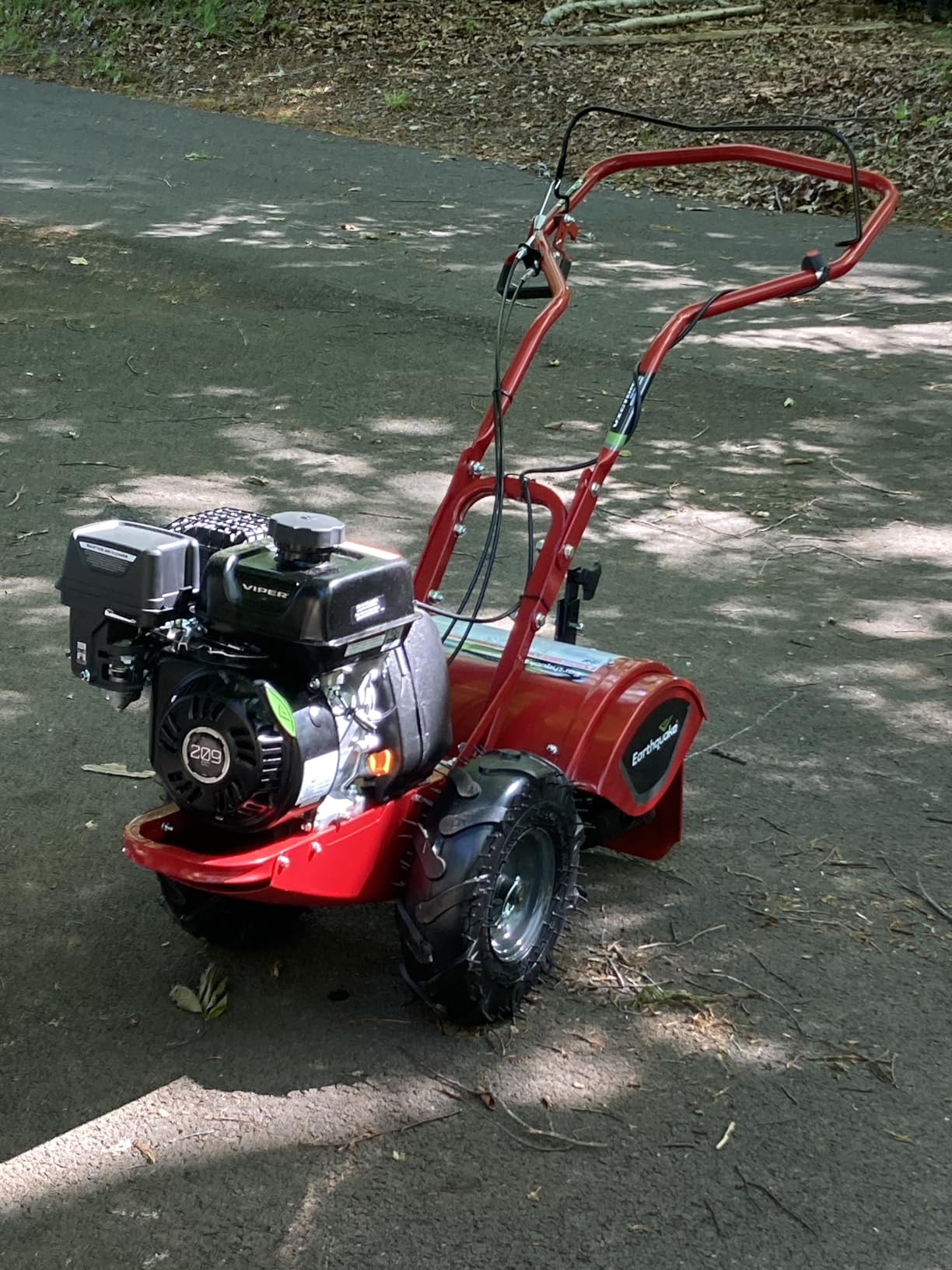 EARTHQUAKE Victory Rear Tine Tiller, Powerful 209cc 4-Cycle Viper Engine, Rugged Bronze Gear Transmission, Counter-Rotating Tines, Instant Reverse, Pneumatic Wheels, Model: 39381, Red/Black customer photo 1