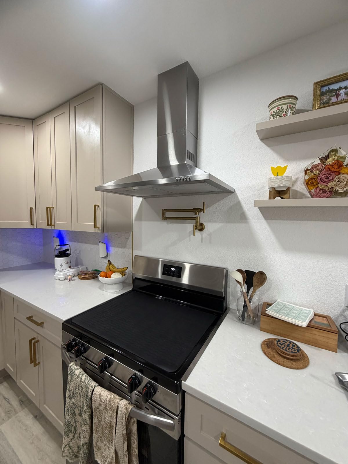 SNDOAS Range Hood 30 inch,Wall Mount Range Hood in Stainless Steel With Ducted/Ductless Convertible,Stove Vent Hood with Aluminum Filters,3 Speed Exhaust Fan,LED Light,Button Control customer photo 1