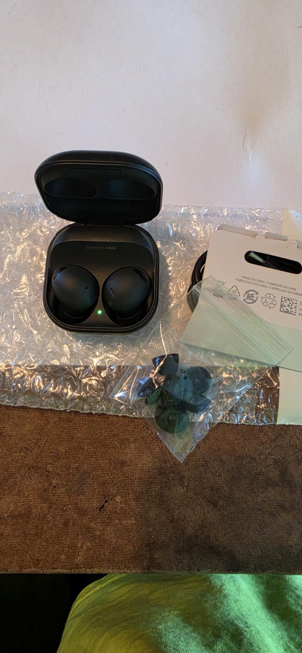 SAMSUNG Galaxy Buds 2 Pro True Wireless Bluetooth Earbuds w/ Noise Cancelling, Hi-Fi Sound, 360 Audio, Comfort Ear Fit, HD Voice, Conversation Mode, IPX7 Water Resistant, Graphite (Renewed) customer photo 2