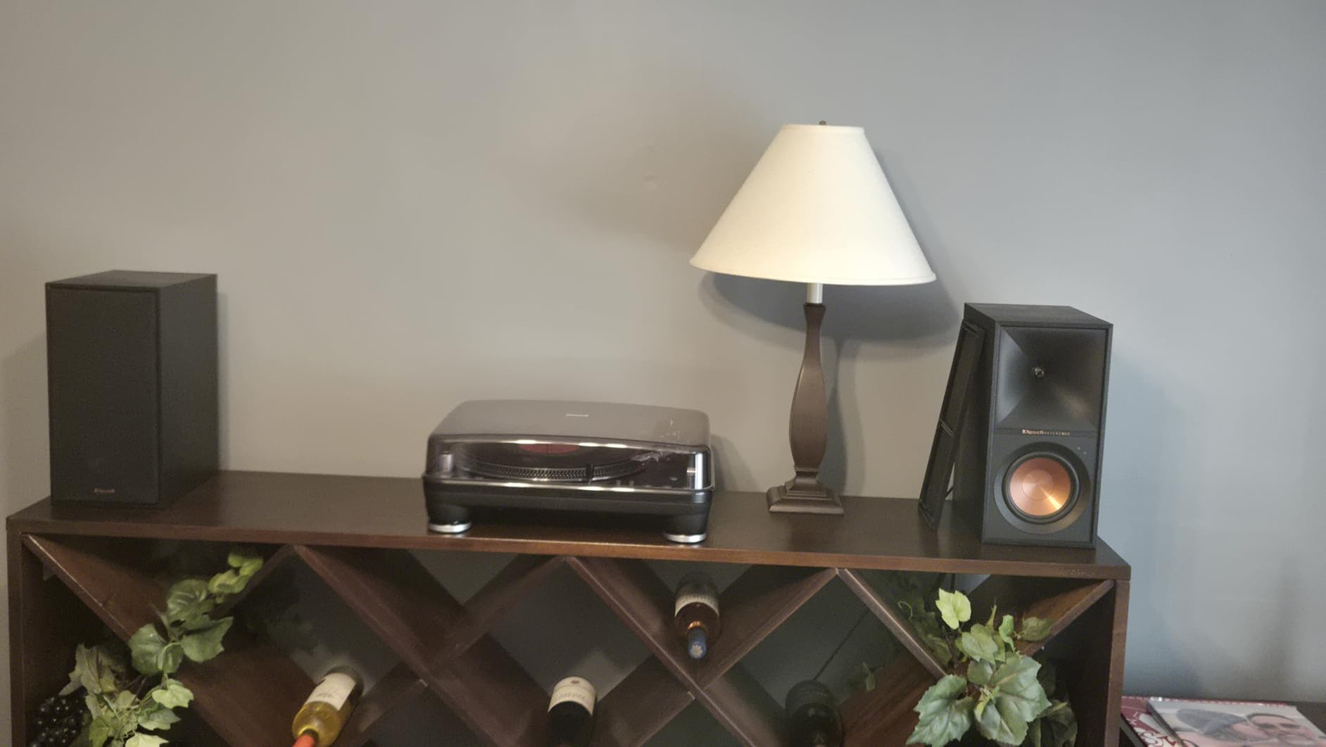 Klipsch Reference R-40PM Powered Bookshelf Speakers - 90-Degree x 90-Degree Tractrix Horn - Linear Travel Suspension - Sleek, Modern Appearance customer photo 1