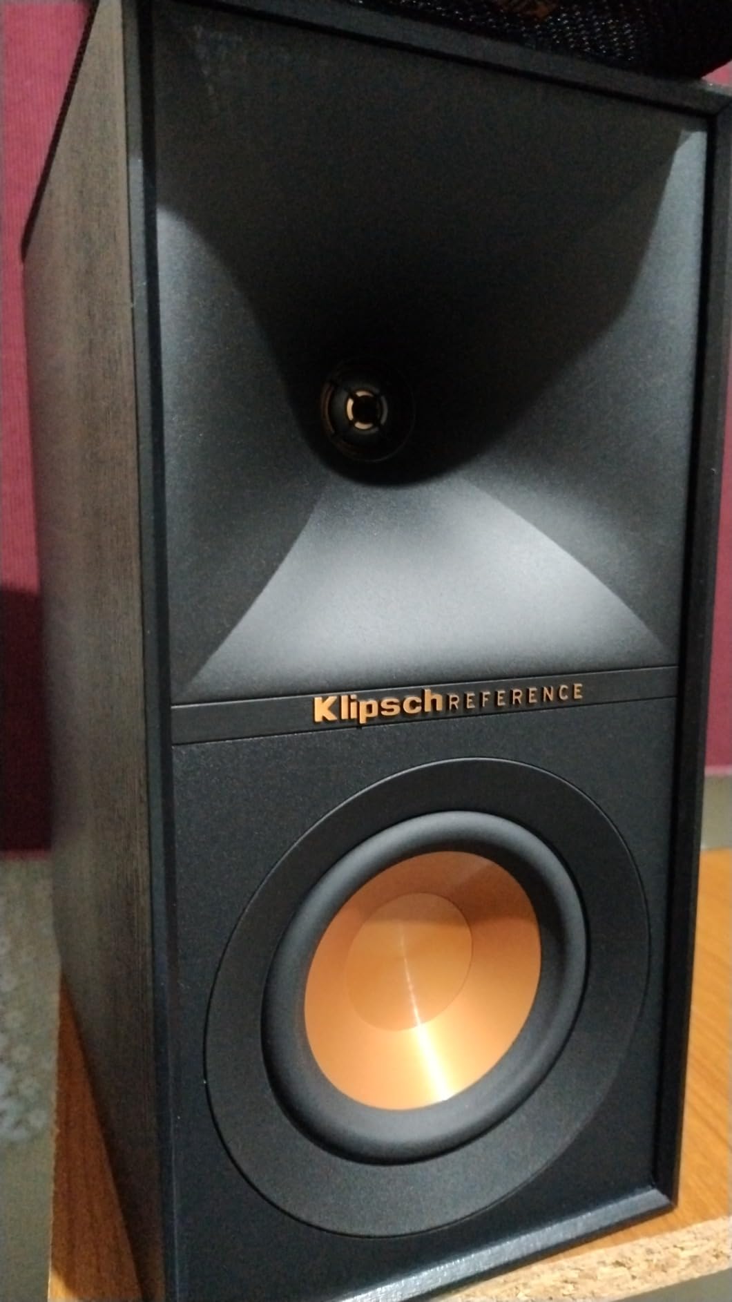 Klipsch Reference R-40PM Powered Bookshelf Speakers - 90-Degree x 90-Degree Tractrix Horn - Linear Travel Suspension - Sleek, Modern Appearance customer photo 2