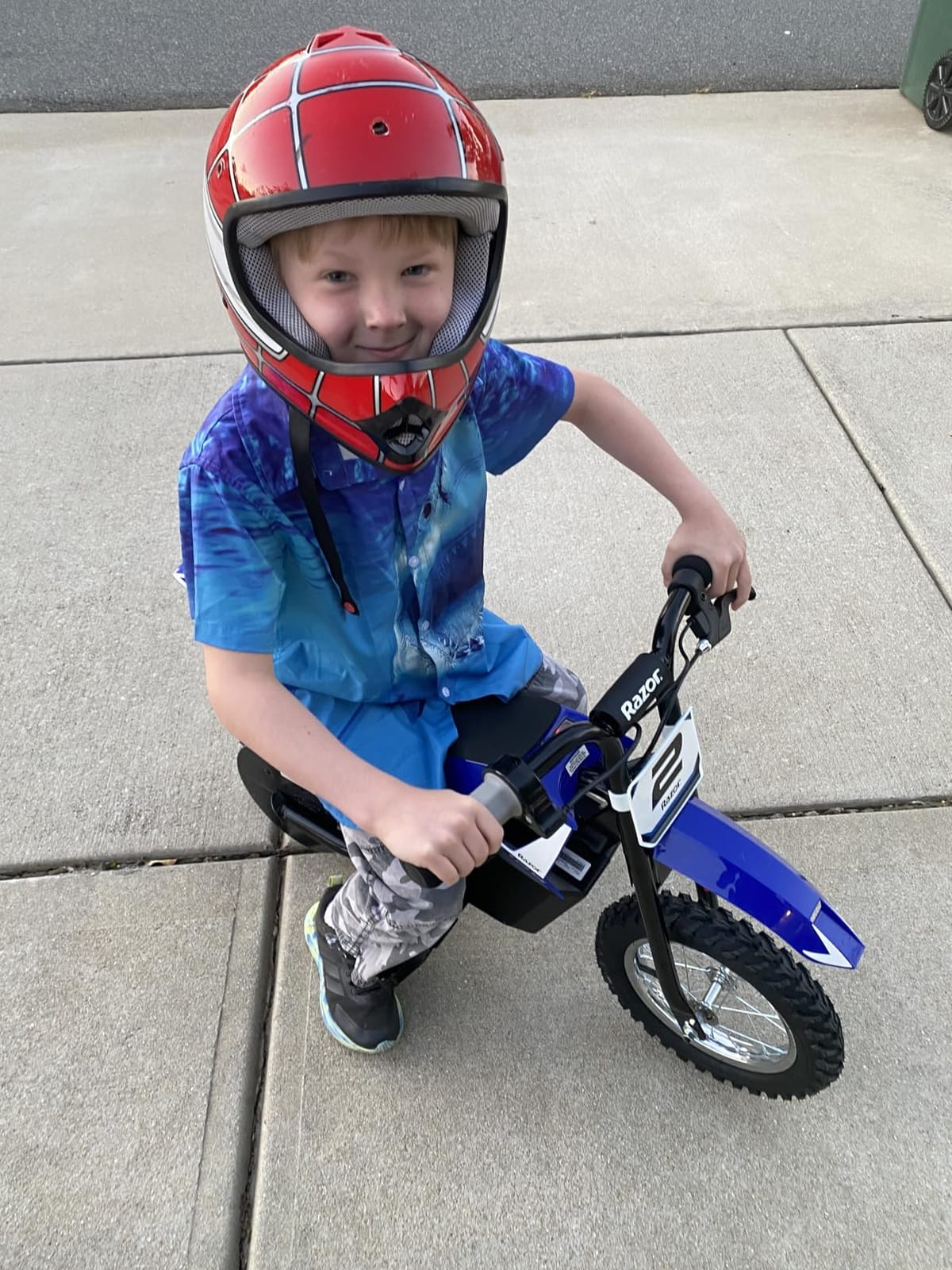 Razor MX125 Dirt Rocket Electric-Powered Bike with Authentic Motocross Geometry, Rear-Wheel Drive,100-watt, high-Torque, Chain-Driven Motor, for Kids 7+, Blue | Iconic Wheeled Ride-On For Kids Age 5+ | Hi/Lo Speed Safety Switch | 100W/12V Motor | Up To 8 MPH, 40 Mins; 78 Lbs customer photo 2