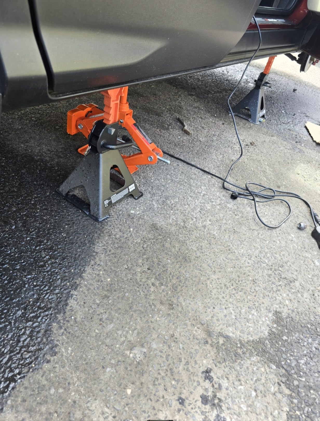 VEVOR Electric Car Jack, 3 Tons /6600 lbs 12V Electric Scissor Jack, Double Saddles with Remote Control, Portable Car Jack for Sedan, SUV, Truck Tire Change Replacement customer photo 2