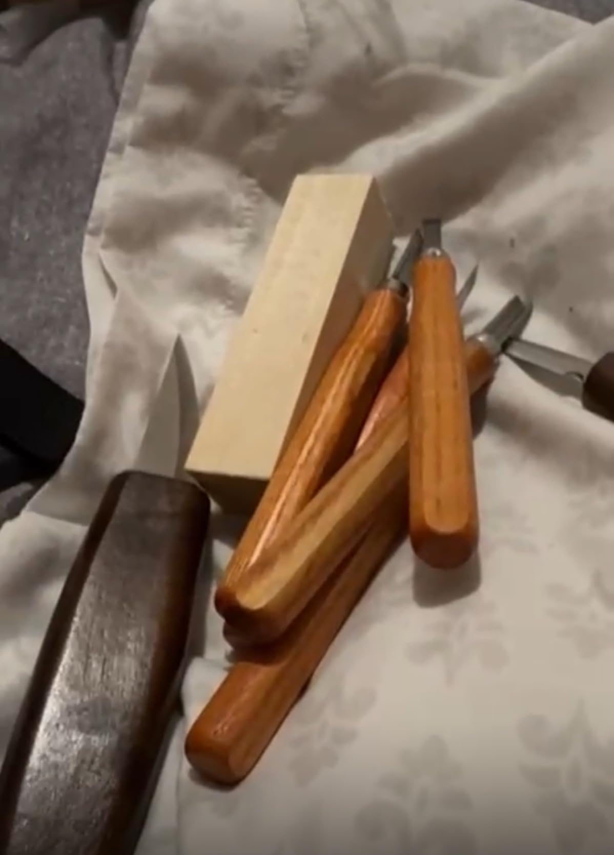 Wood Carving Kit, 23pcs Wood Carving Tools with 4 Wood Carving Knives 5 Detail Knives 9 Blocks, Whittling Kit DIY Hobbies for Adults customer photo 2