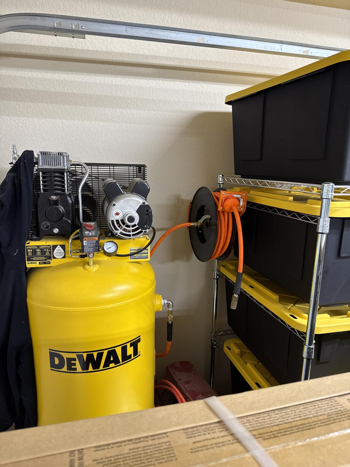 VEVOR Retractable Air Hose Reel 3/8 IN x 50 FT Hybrid Air Hose Max 300PSI customer photo 1
