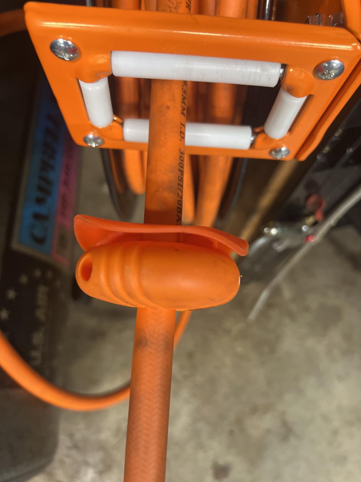 VEVOR Retractable Air Hose Reel 3/8 IN x 50 FT Hybrid Air Hose Max 300PSI customer photo 2