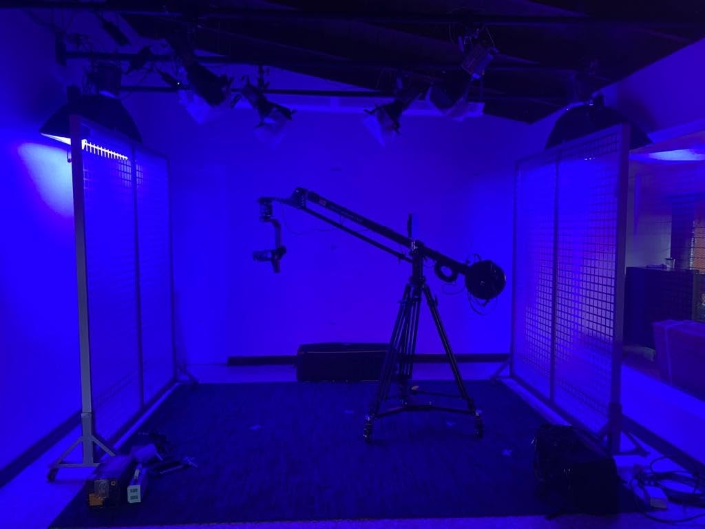 Aputure Amaran 150c 150W RGBWW COB Video Light,CCT 2500K-7500K customer photo 2