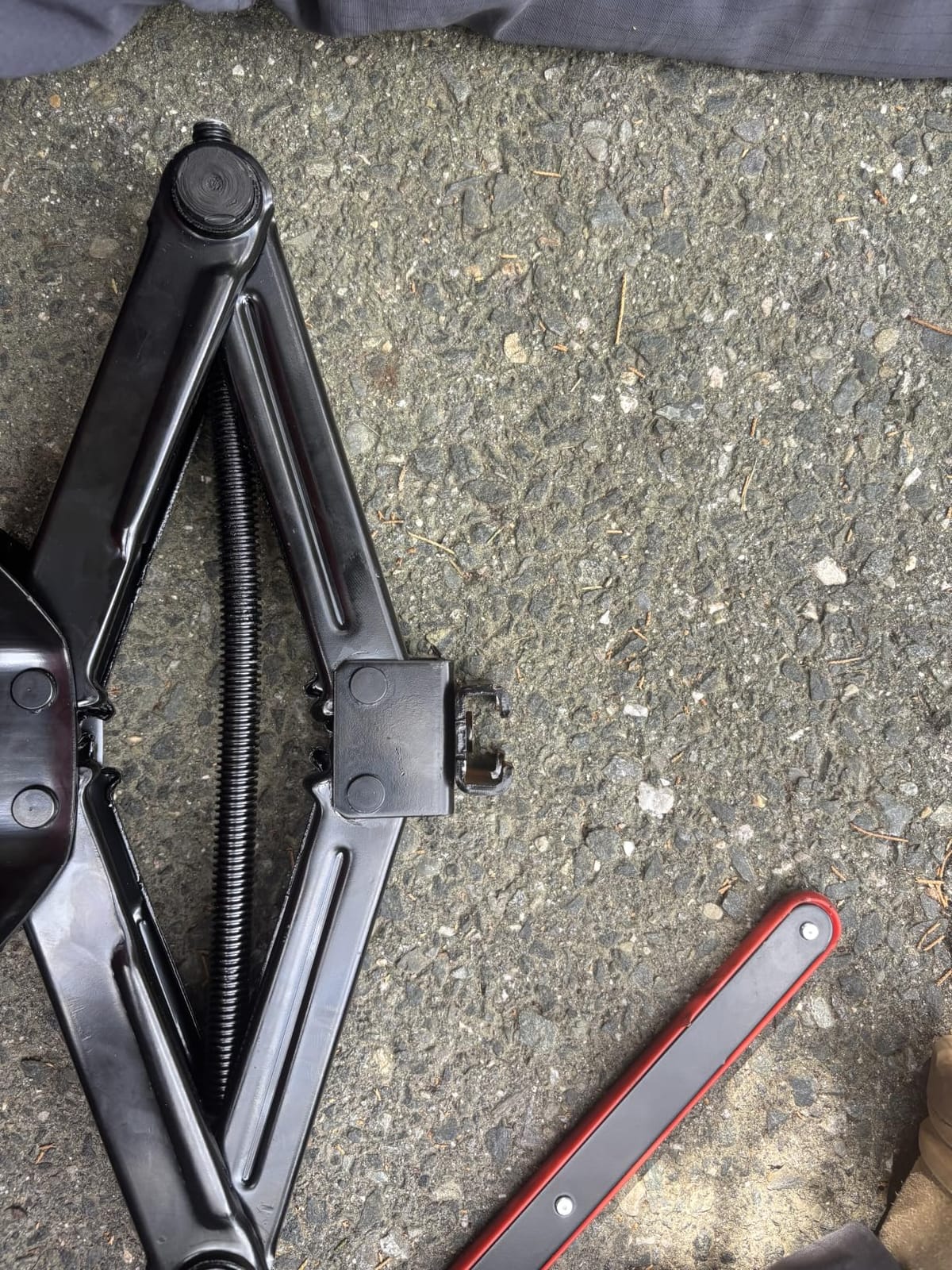 DNA Motoring Scissor Jack for Car 1.5 Ton (3,306 lbs) Capacity, Black customer photo 1