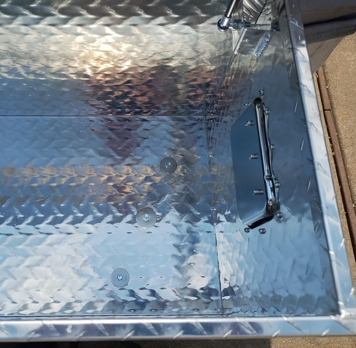 VEVOR Heavy Duty Aluminum Truck Bed Tool Box, Diamond Plate Tool Box with Side Handle and Lock Keys, Storage Tool Box Chest Box Organizer for Pickup, Truck Bed, RV, Trailer, 48