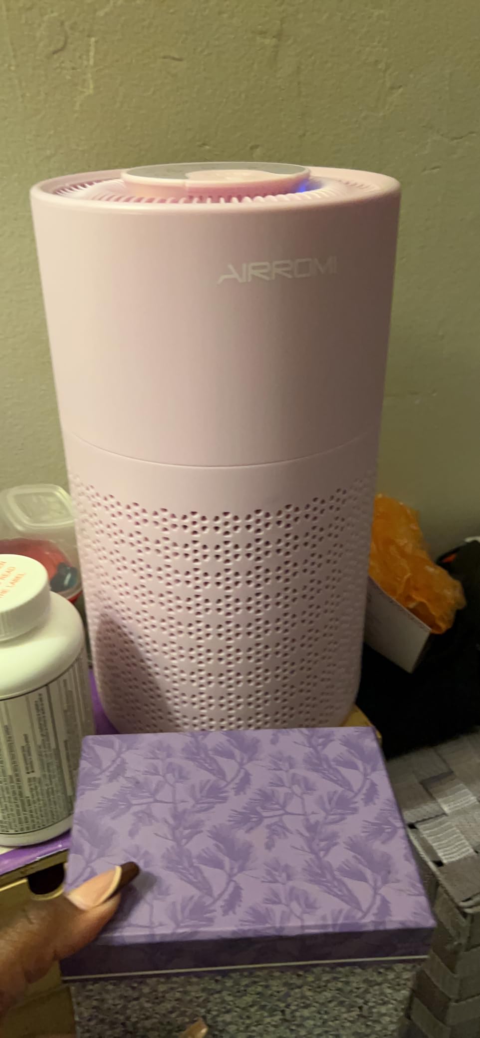 AIRROMI Air Purifier for Bedroom with HEPA 3-in-1 Filter, Pet Air Purifier for Home Cat Pee Smell, Covers Upto 990 Ft², Quiet 360°intake Air Cleaner for pet hair,allergies,Dust,Smoke A2001 Black customer photo 2