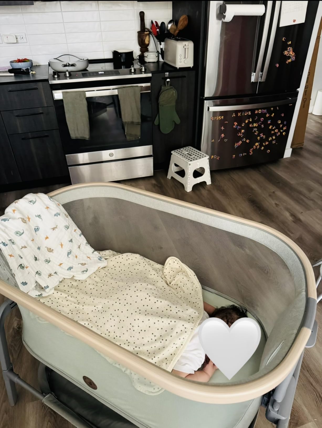 Maxi-Cosi Iora Baby Bassinets Bedside Sleeper, Portable Bassinet, Infant Bedside Sleeper Crib, Height Adjustable, Breathable Mesh, Large Storage Basket, Classic Oat customer photo 2
