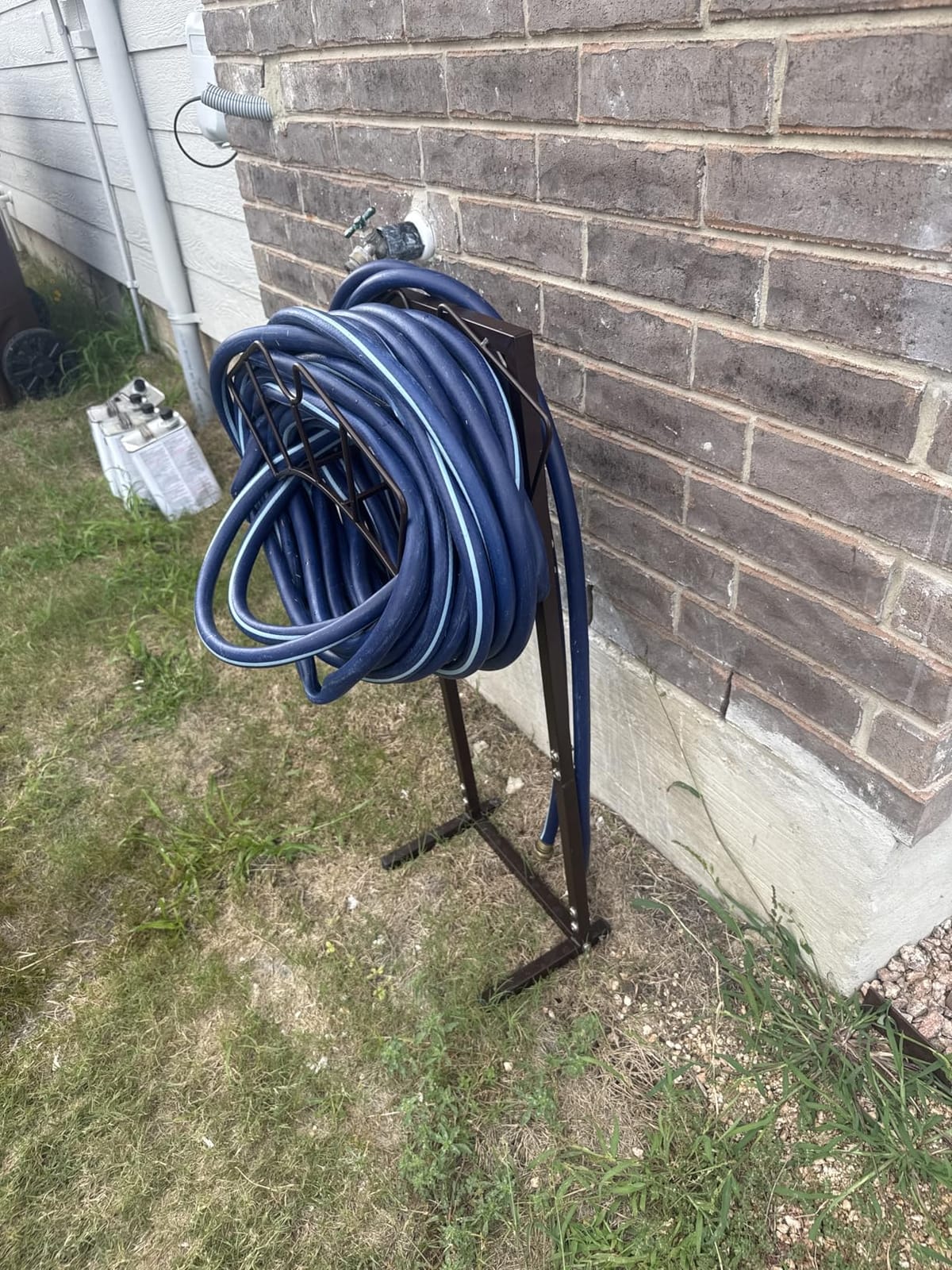 Qatsrin Super Stable Garden Hose Holder, Water Hose Reel holds 160ft, Black customer photo 1