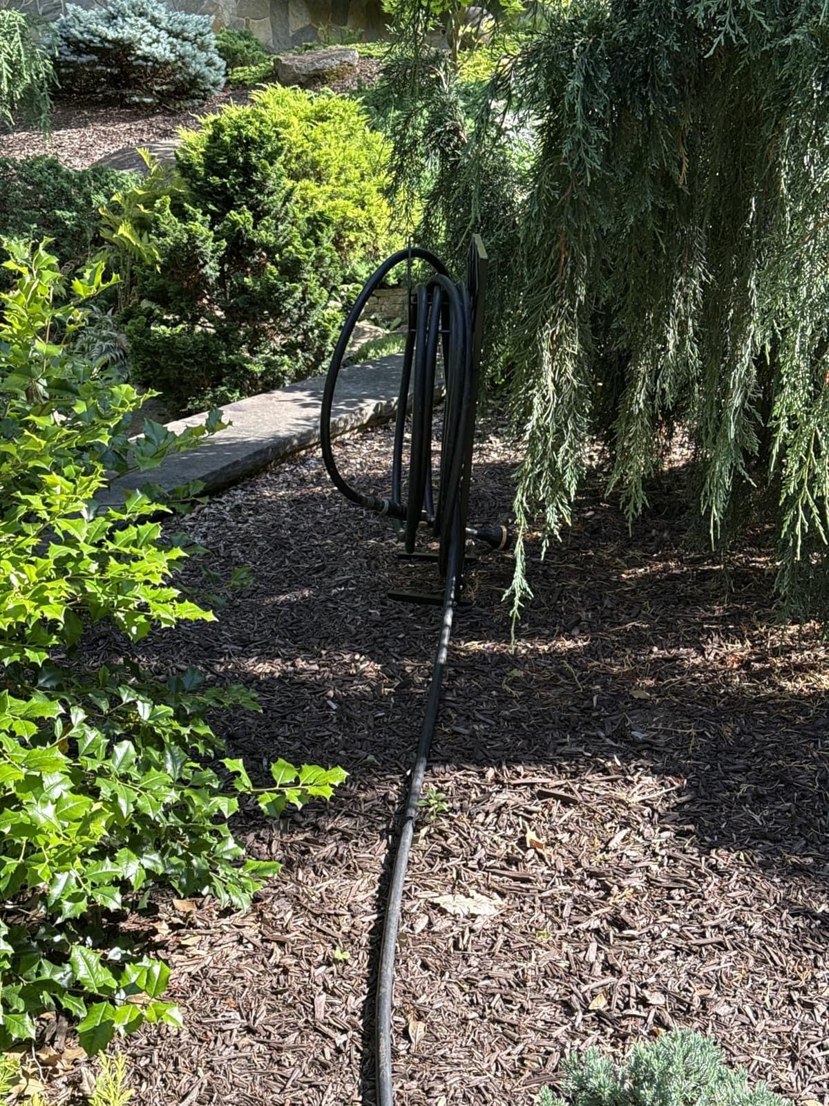 Qatsrin Super Stable Garden Hose Holder, Water Hose Reel holds 160ft, Black customer photo 2