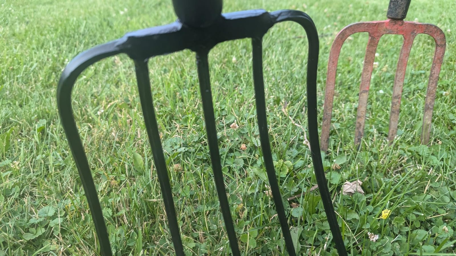Nohovu 5 Tine Pitchfork for Gardening, Heavy Duty Pitchfork with Fiberglass Handle, Garden Fork for Mulching, 58 Inches customer photo 2