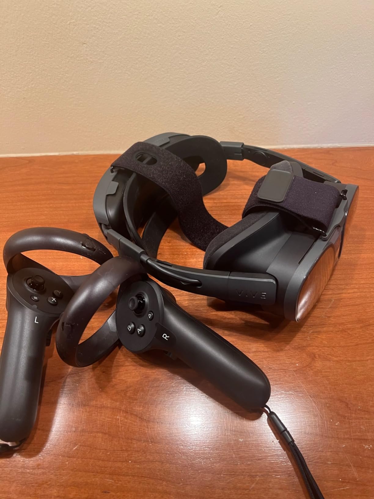 HTC Vive XR Elite with Deluxe Pack — Mixed Reality and PC VR Headset + Controllers customer photo 2