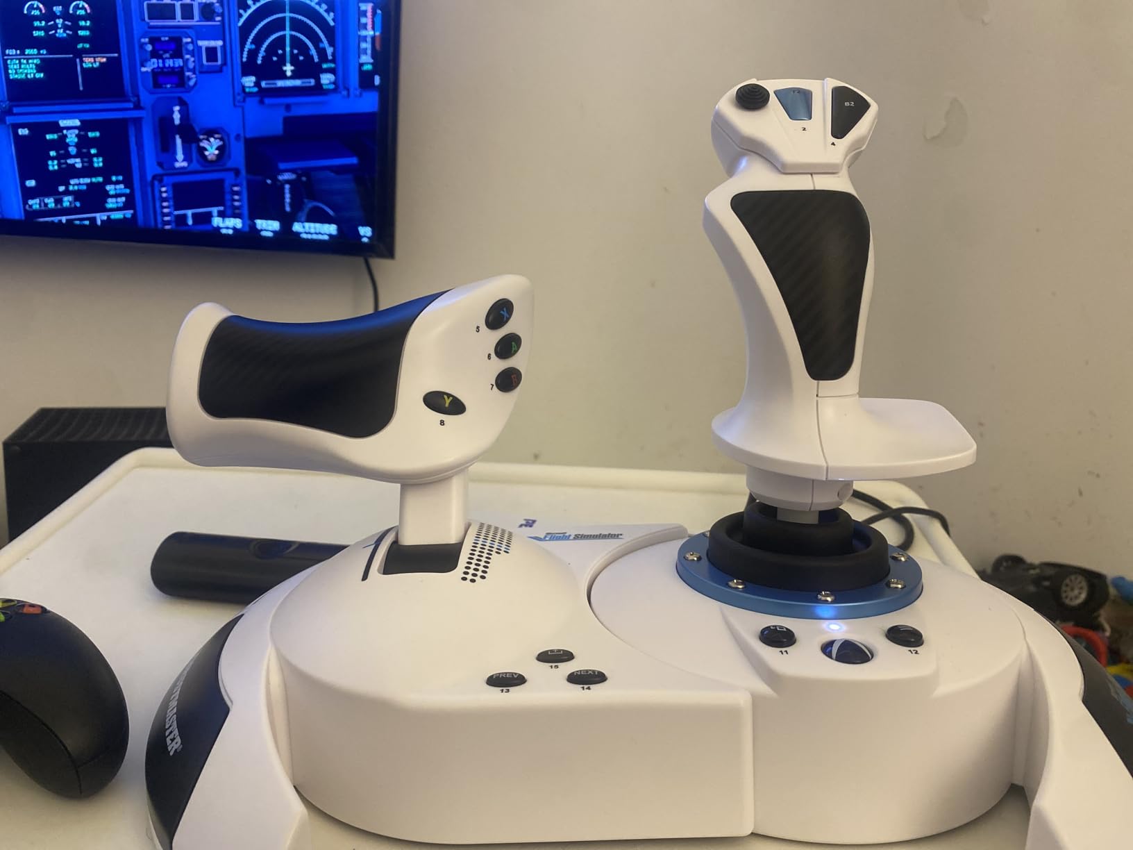 Thrustmaster T-Flight Hotas One MSFS 2024 Collector Edition - XBOX & PC | Detachable design, Officially licensed, 5 axes, 14 buttons, rapid trigger, hat switch, detachable throttle, dual rudder customer photo 1