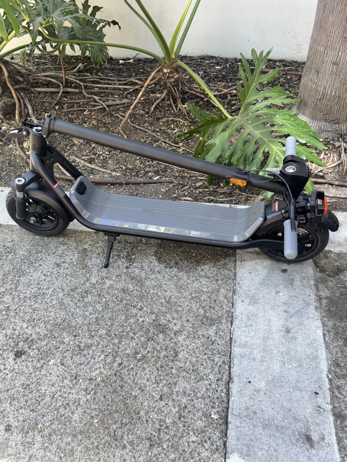 NIU 100P/100F/300P/300X Electric Scooter Adult - E Scooter with Suspension, 600-1000W Peak Power, 18-37.3 Miles Max Range, Top Speed 17.4-23.6MPH, Commuting E-Scooter customer photo 2