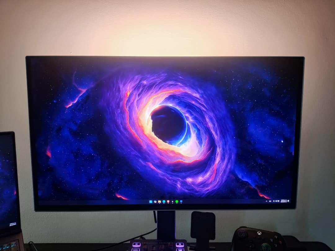 Samsung 27” Odyssey OLED G6 (G61SD) QHD & QD-OLED Gaming Monitor customer photo 1