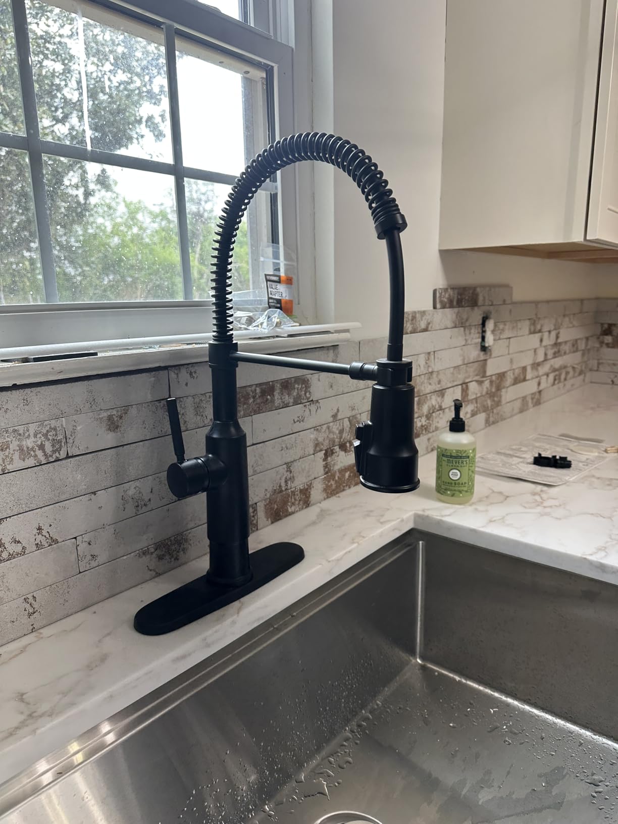 Delta Theodora Pro Style Commercial Kitchen Faucet with Pull Down Sprayer, Single Hole Matte Black Kitchen Sink Faucet, Single Handle, Matte Black 18804Z-BL-DST customer photo 2