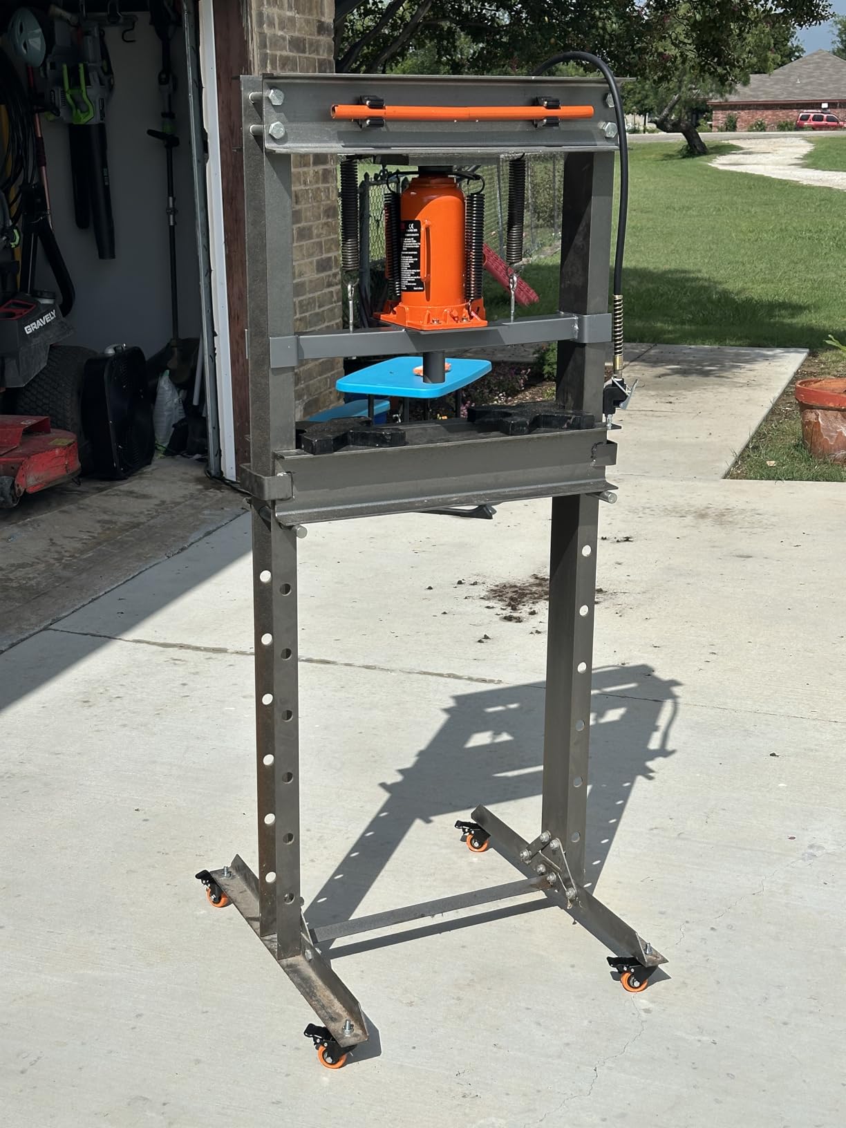 VEVOR Air Hydraulic Bottle Jack, 12 Ton/26455 lbs Pneumatic Hydraulic Bottle Jack with 10.43''-19.88'' Lifting Range & Manual Hand Pump, for Pickup, Truck, RV, Auto Repair, Industrial Engineering customer photo 2