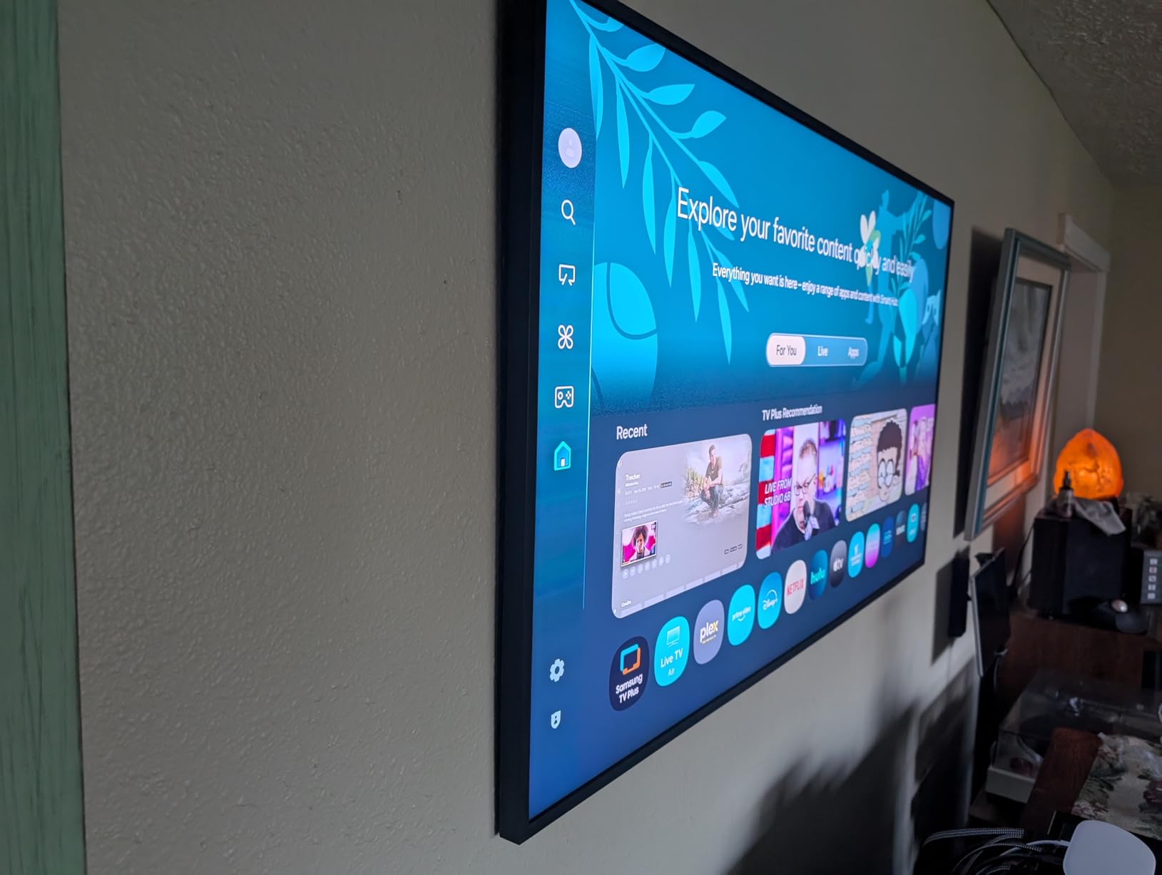 Samsung 50-Inch Class The Frame LS03F 4K QLED Smart TV (2025 Model) Slim Fit Wall Mount, Modern Frame Design, NQ4 AI Gen2 Processor, Art Mode, Artful Picture Quality, Samsung Vision AI, Alexa Built-in customer photo 1